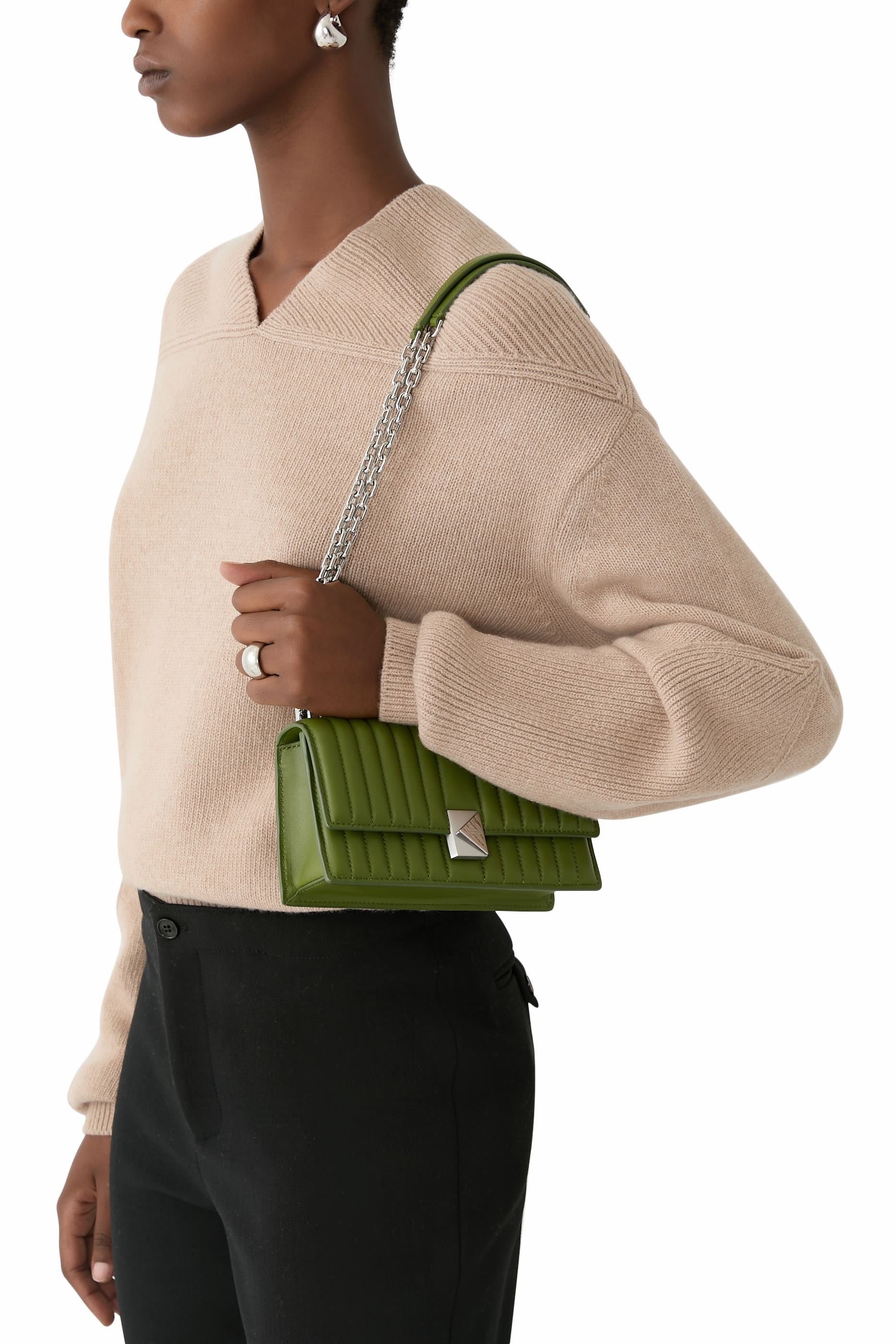 حقيبة كروس بودي ديكو صغيرة بغطاء قلاب وسلسلة جلد مبطن