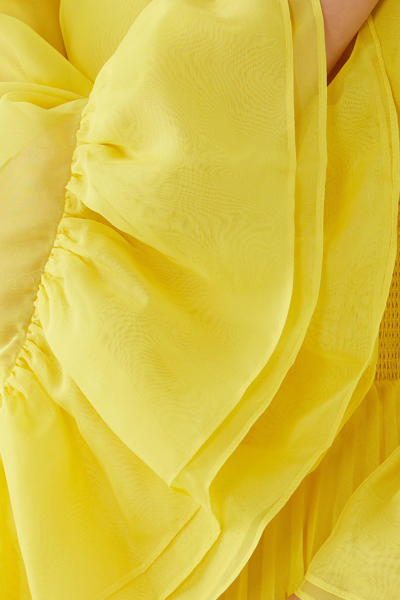 فستان سيلين طويل بطيات وياقة عميقة على شكل V