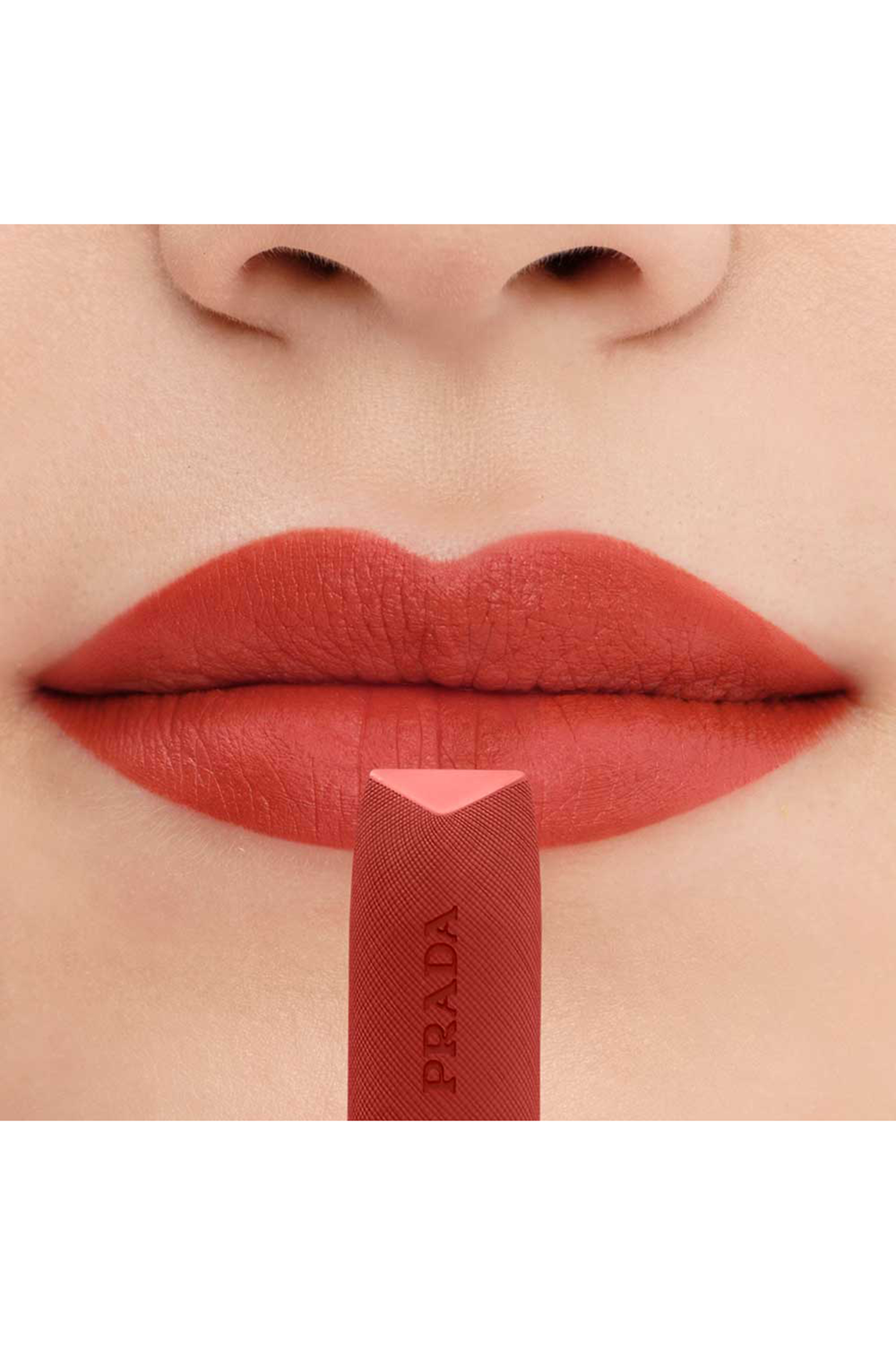 أحمر شفاه مونوكروم هايبر غير لامع