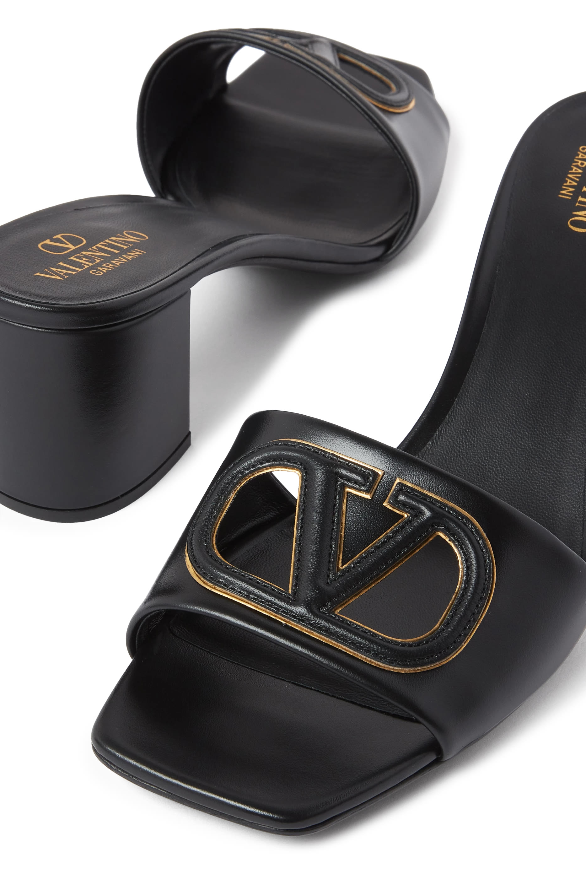 حذاء 60 مفتوح من الخلف بفتحات بشعار الماركة