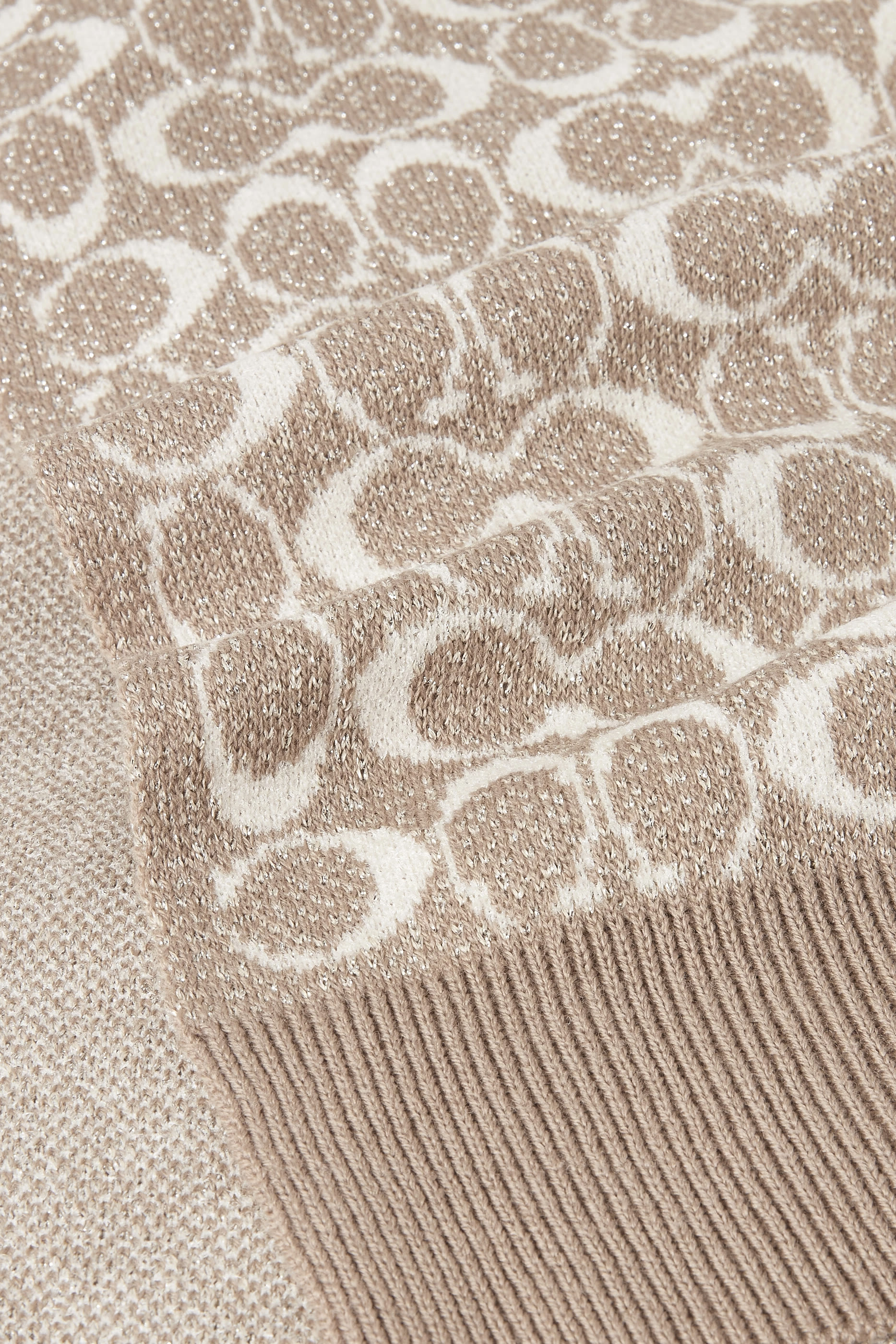 وشاح بنقشة حرف شعار الماركة