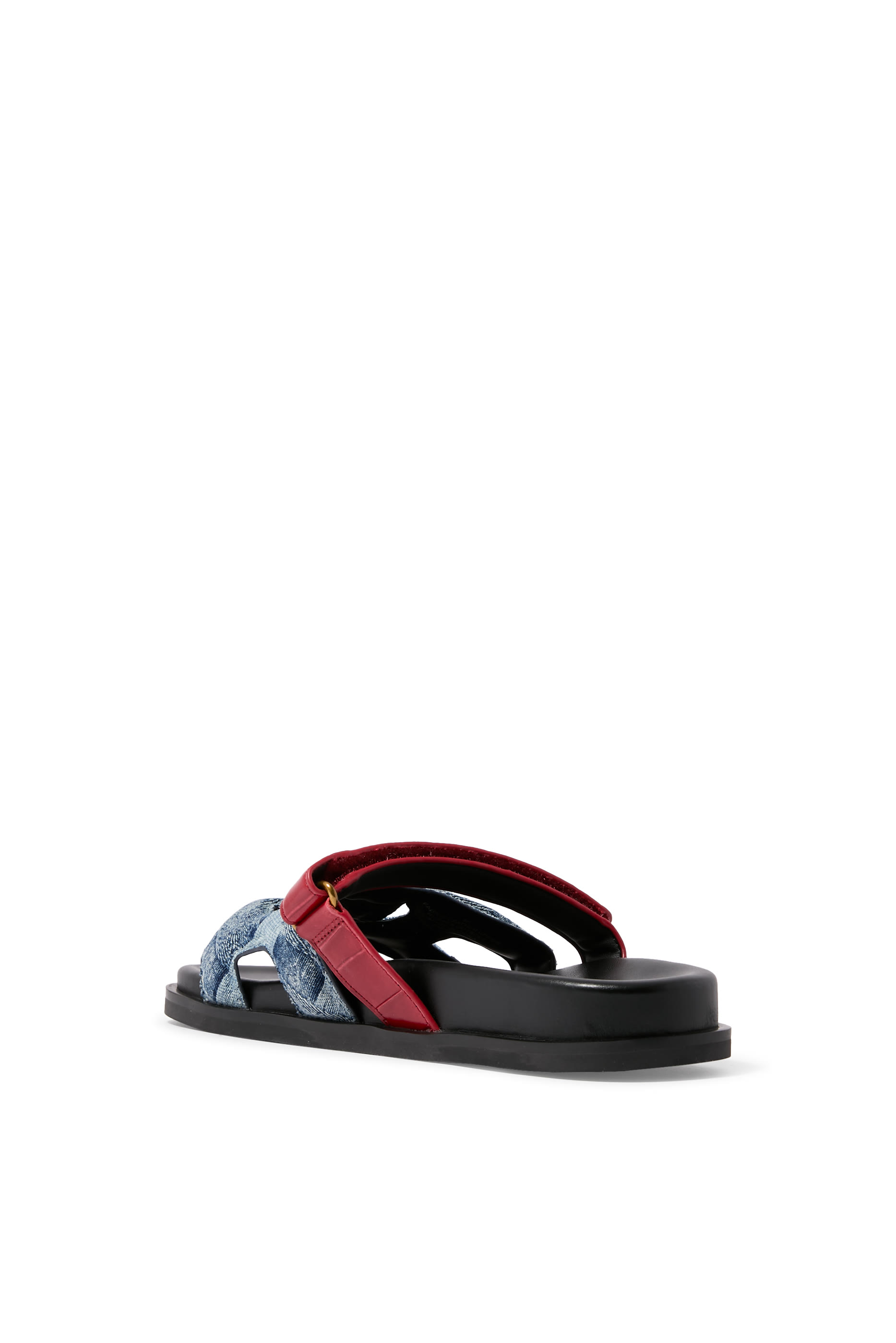 صندل بفتحات مزين بحلية شعار الماركة