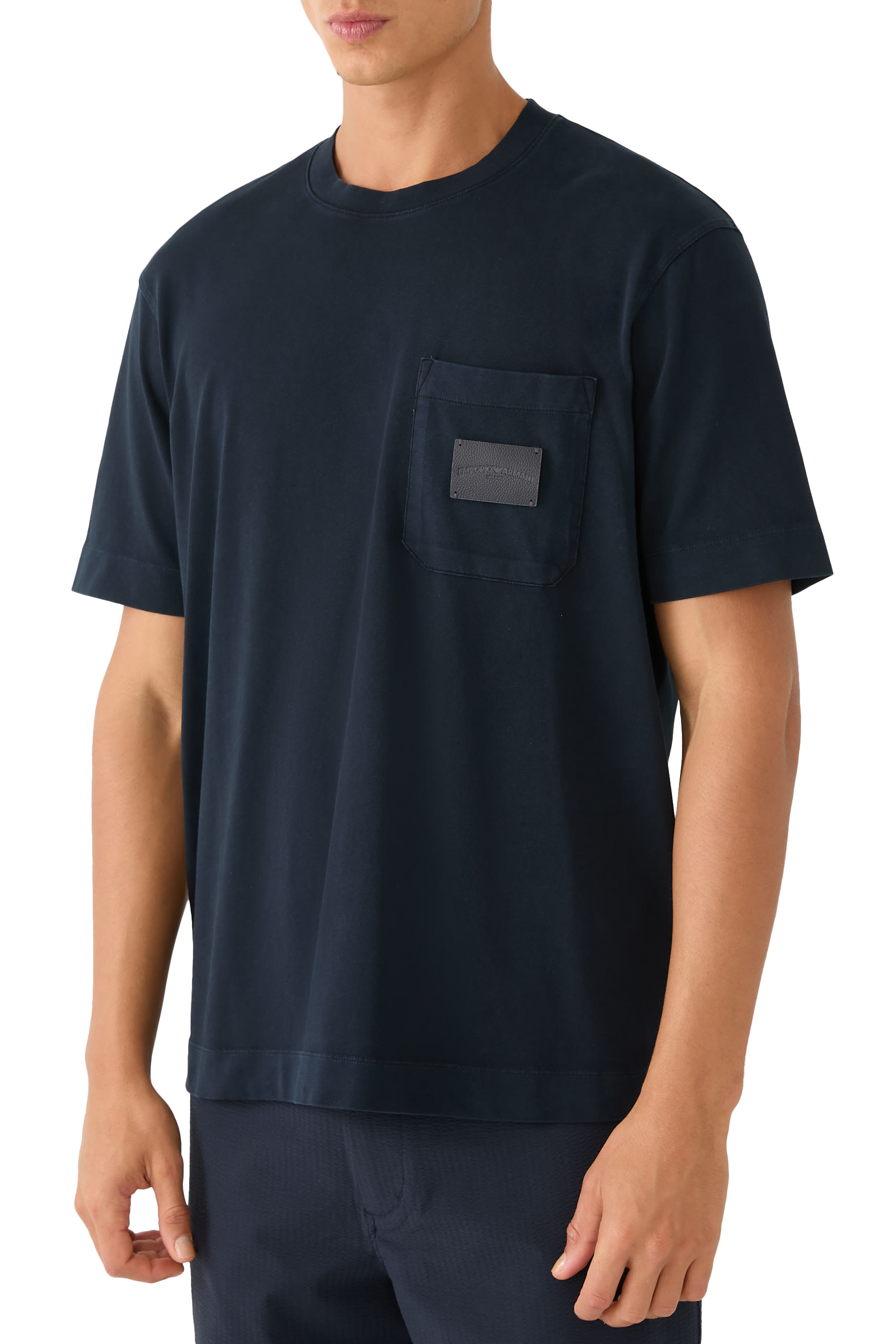 تيشيرت بأكمام قصيرة ورقعة شعار الماركة