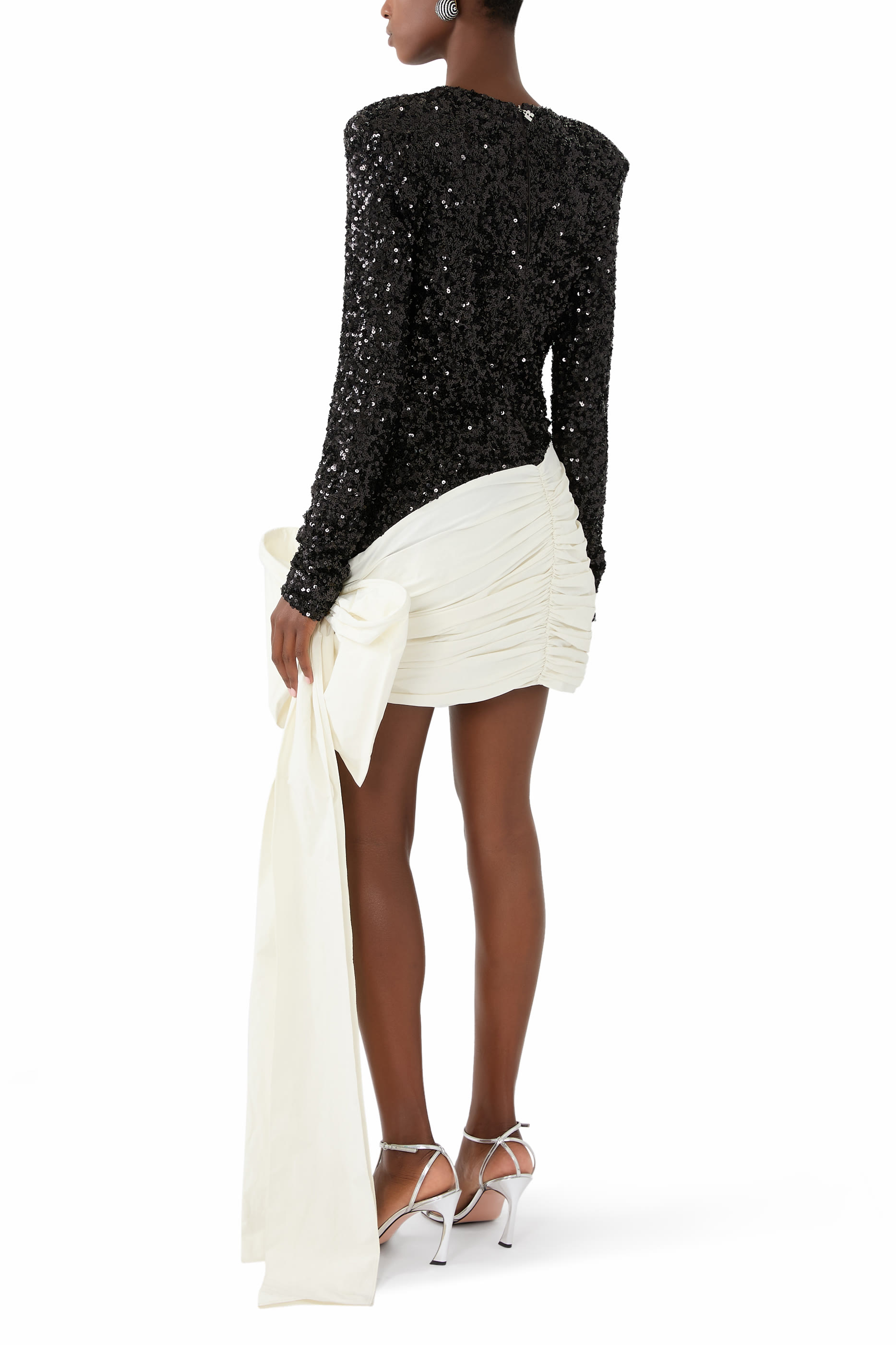 فستان قصير مزين بترتر وربطة فيونكة