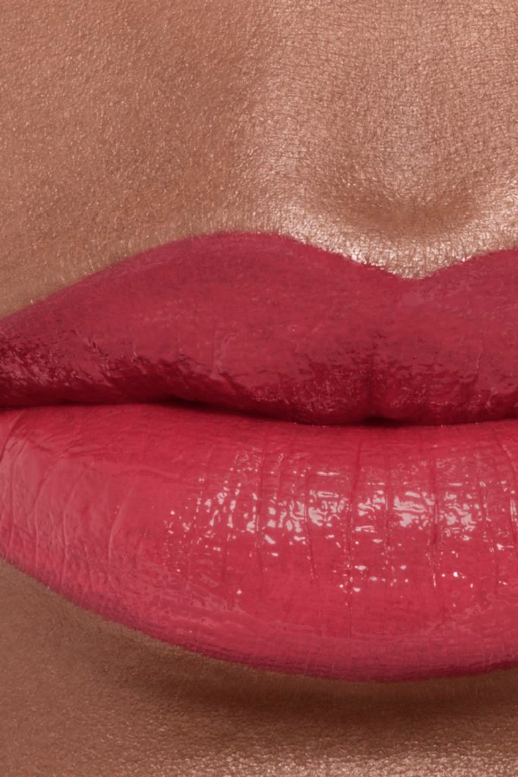 أحمر شفاه مرطب ومعزز للامتلاء. لمعان ولون طويل الثبات مكثف ROUGE COCO BLOOM