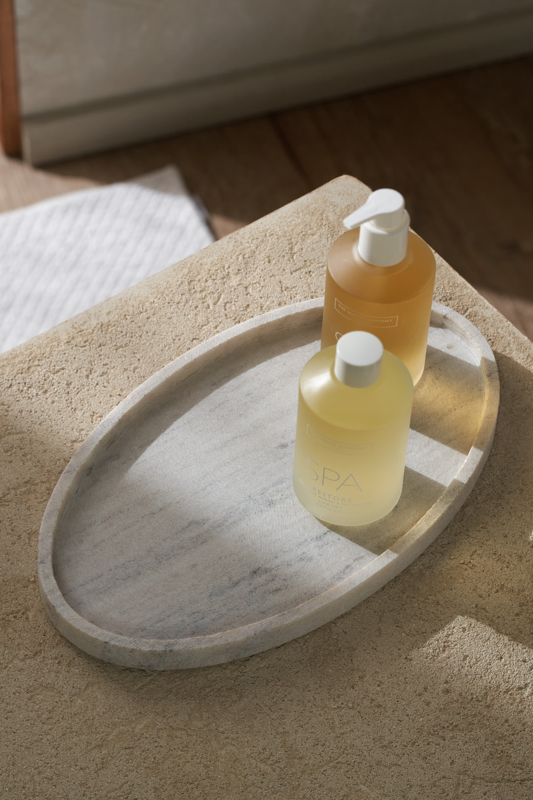 لوح رخامي بيضاوي