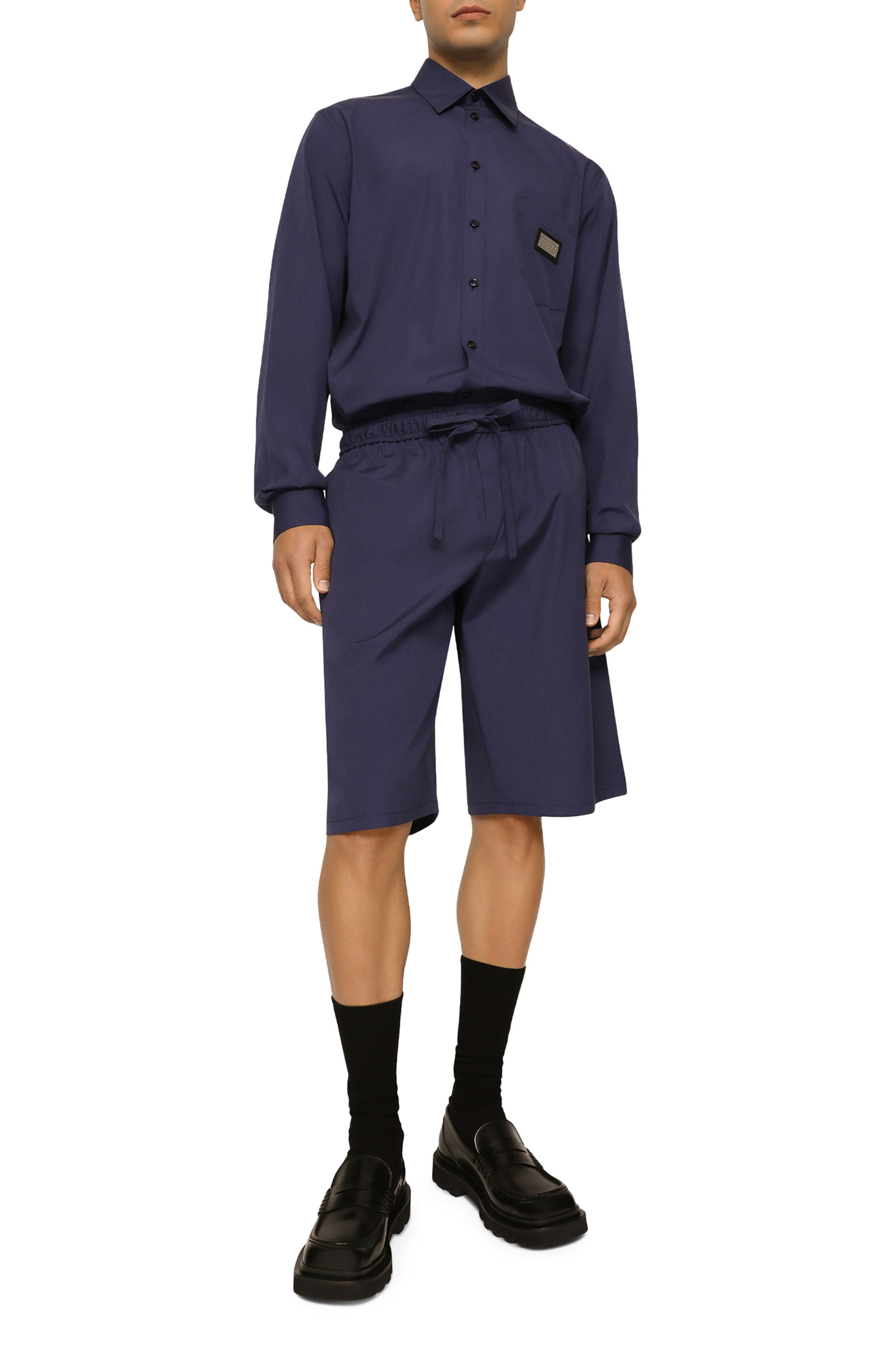 قميص بأكمام طويلة وشعار الماركة