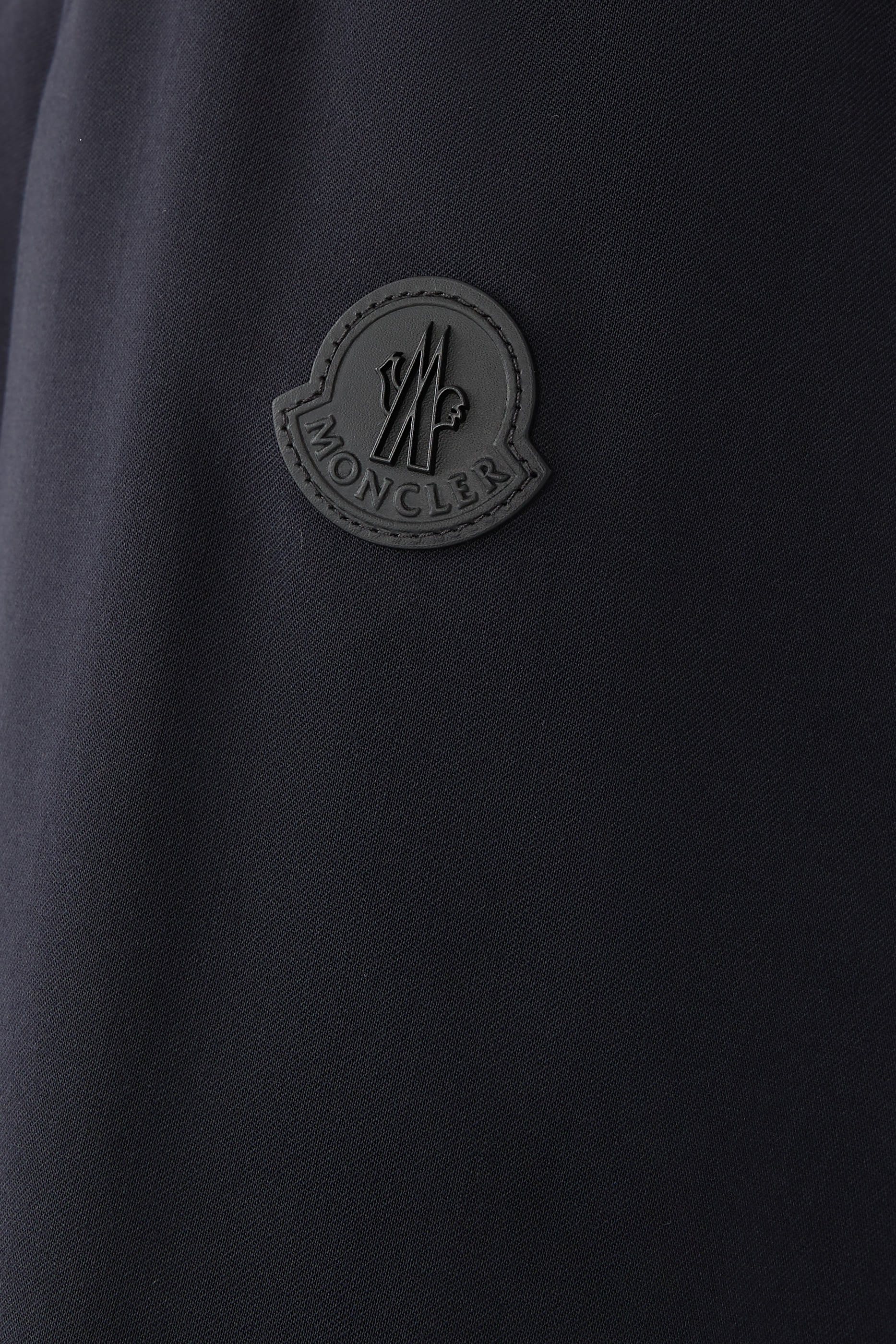 قميص بأكمام طويلة