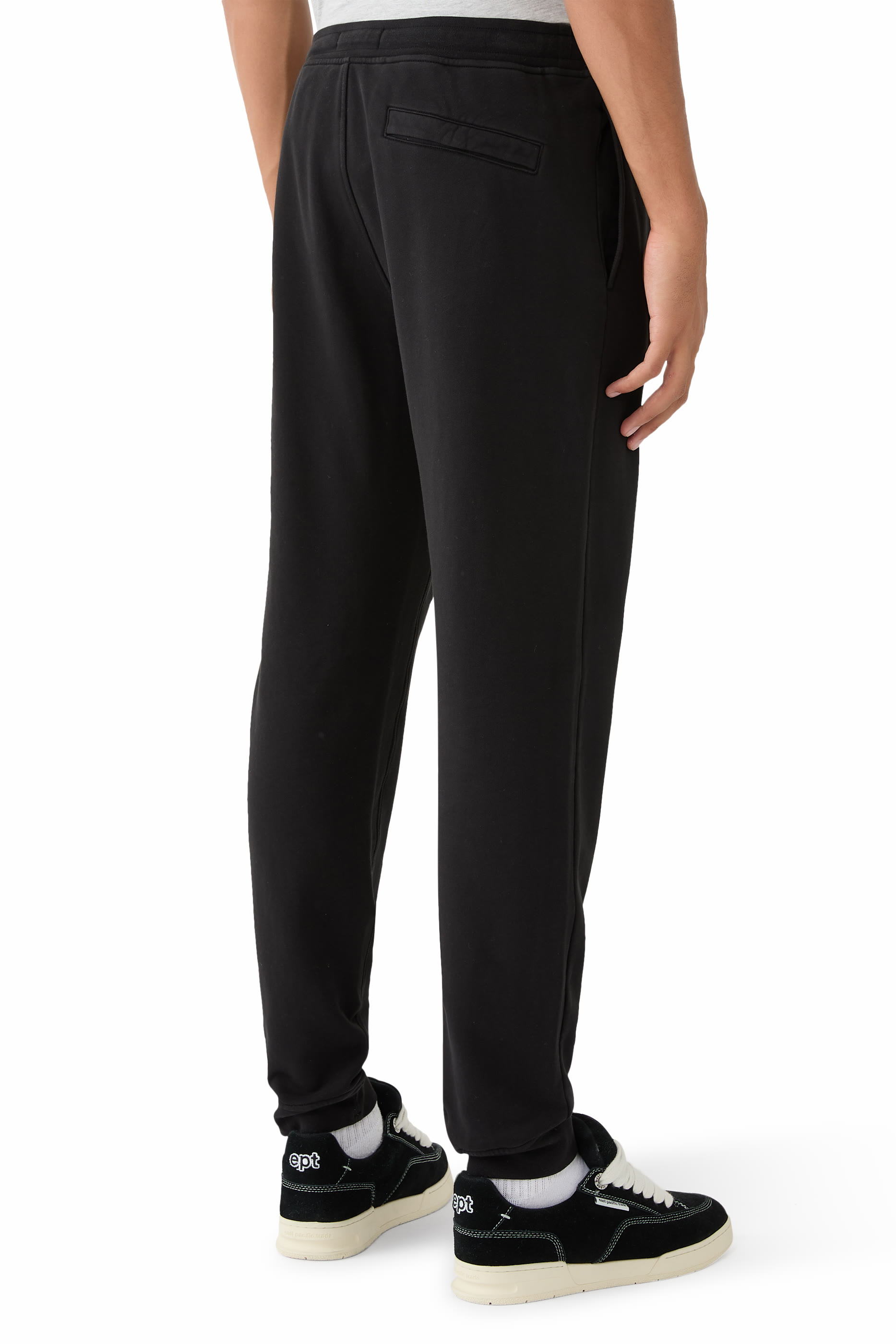 بنطال رياضي بقصة ضيقة ورباط تضييق وشعار الماركة