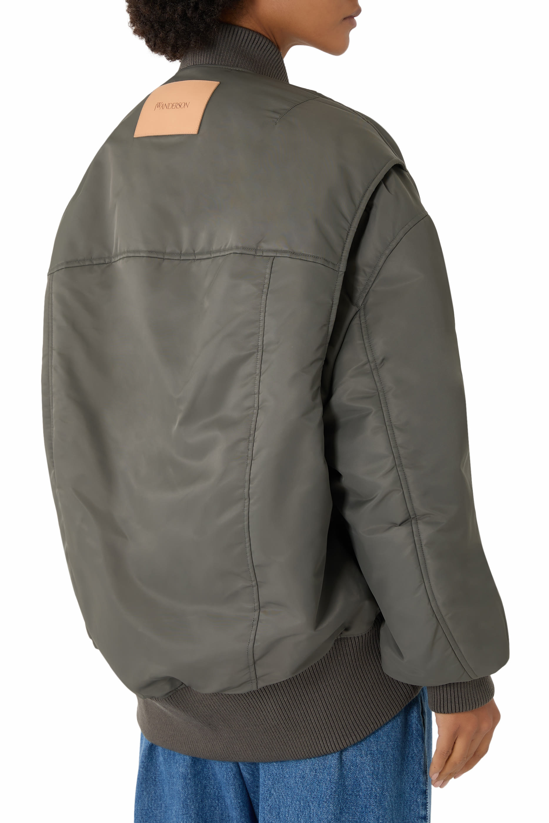 جاكيت بومبر بقصة فضفاضة وحافة مقوسة