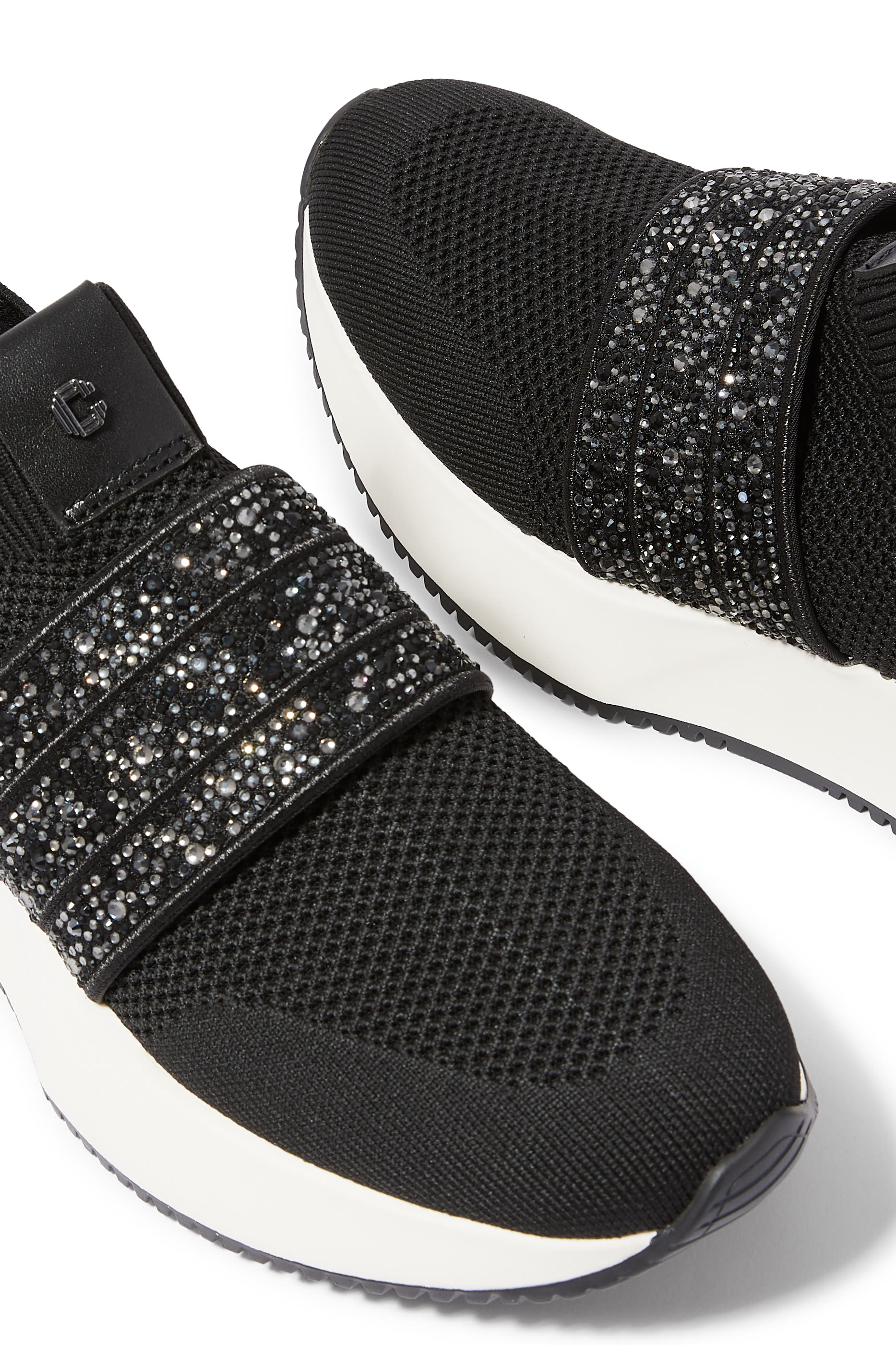 سنيكرز كارفيلا فلير سهل الارتداء بتفاصيل براقة لرمضان