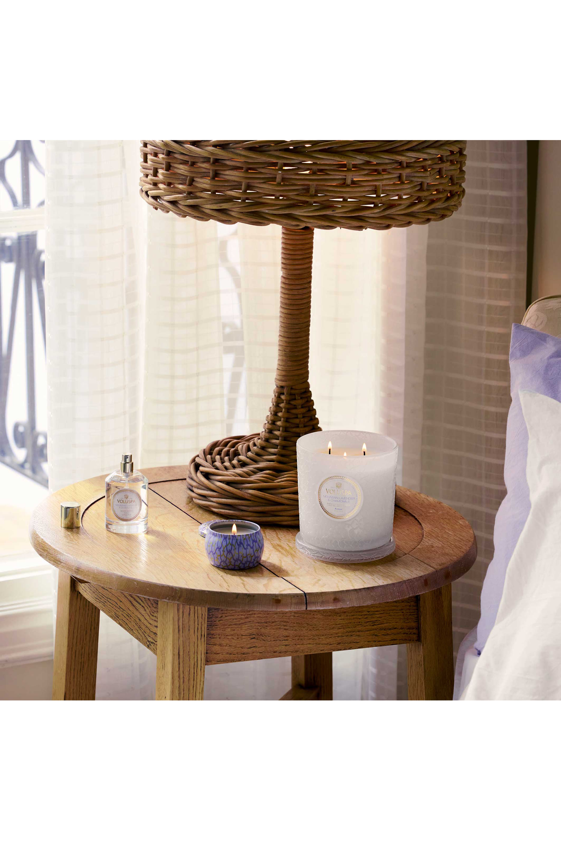 شمعة برائحة اللافندر الجبلي والبابونج في علبة فاخرة