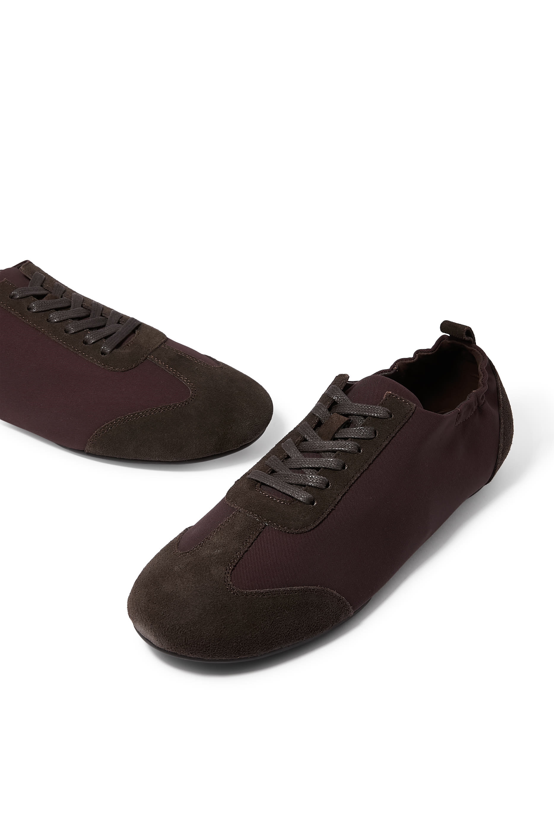 سنيكرز بنمط حذاء بالرينا