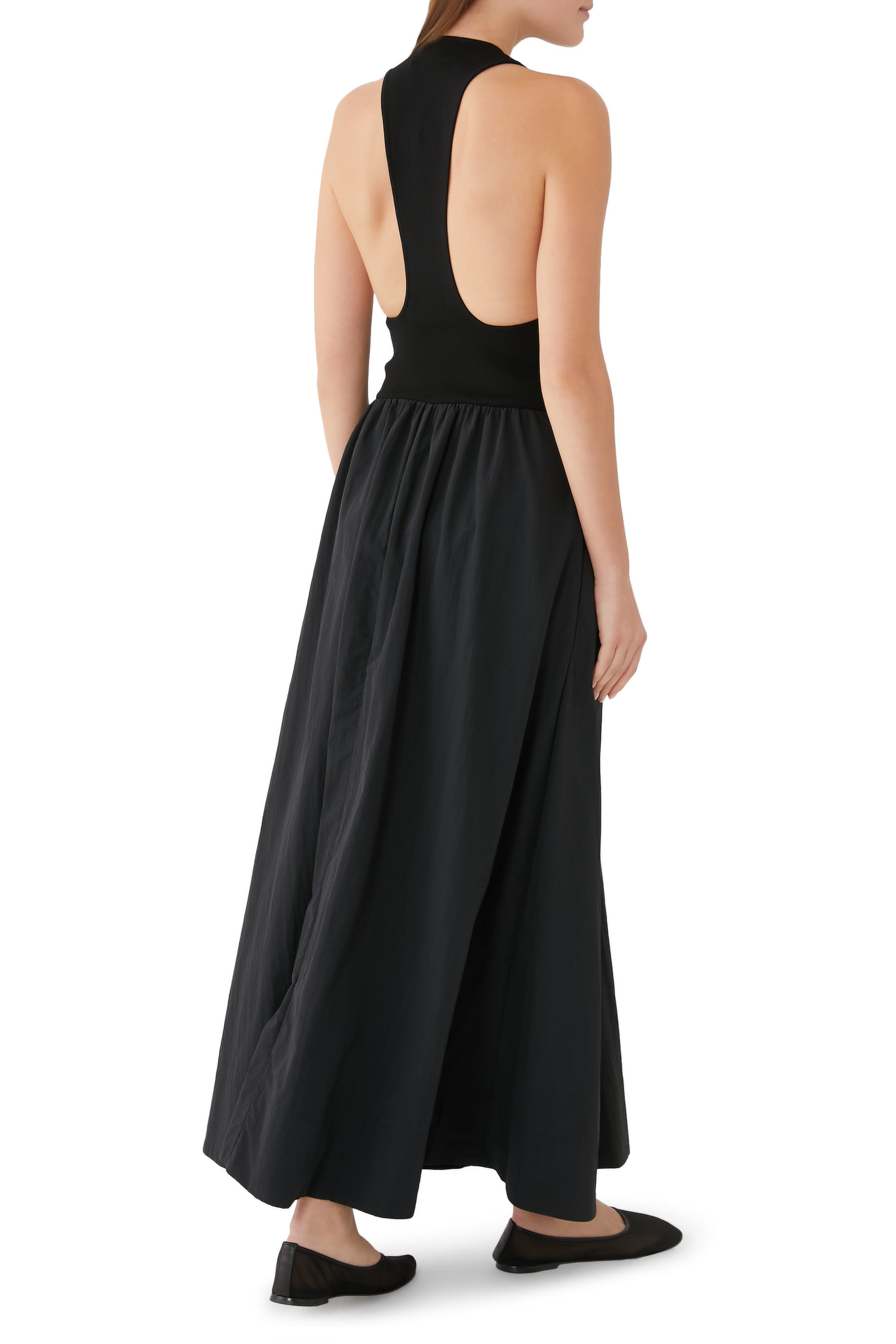 فستان بياقة عميقة