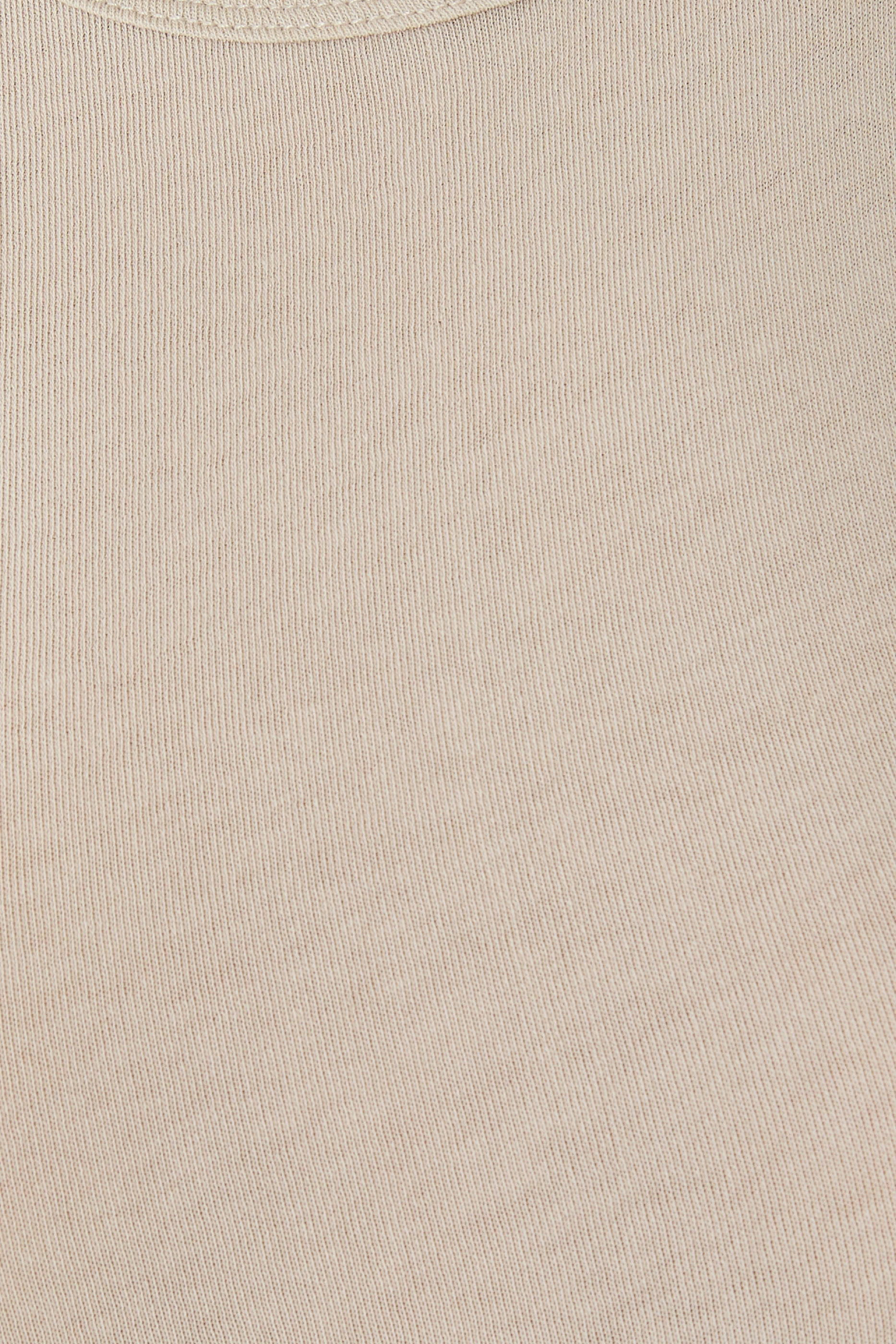 بلوزة بلا أكمام بقصة ضيقة