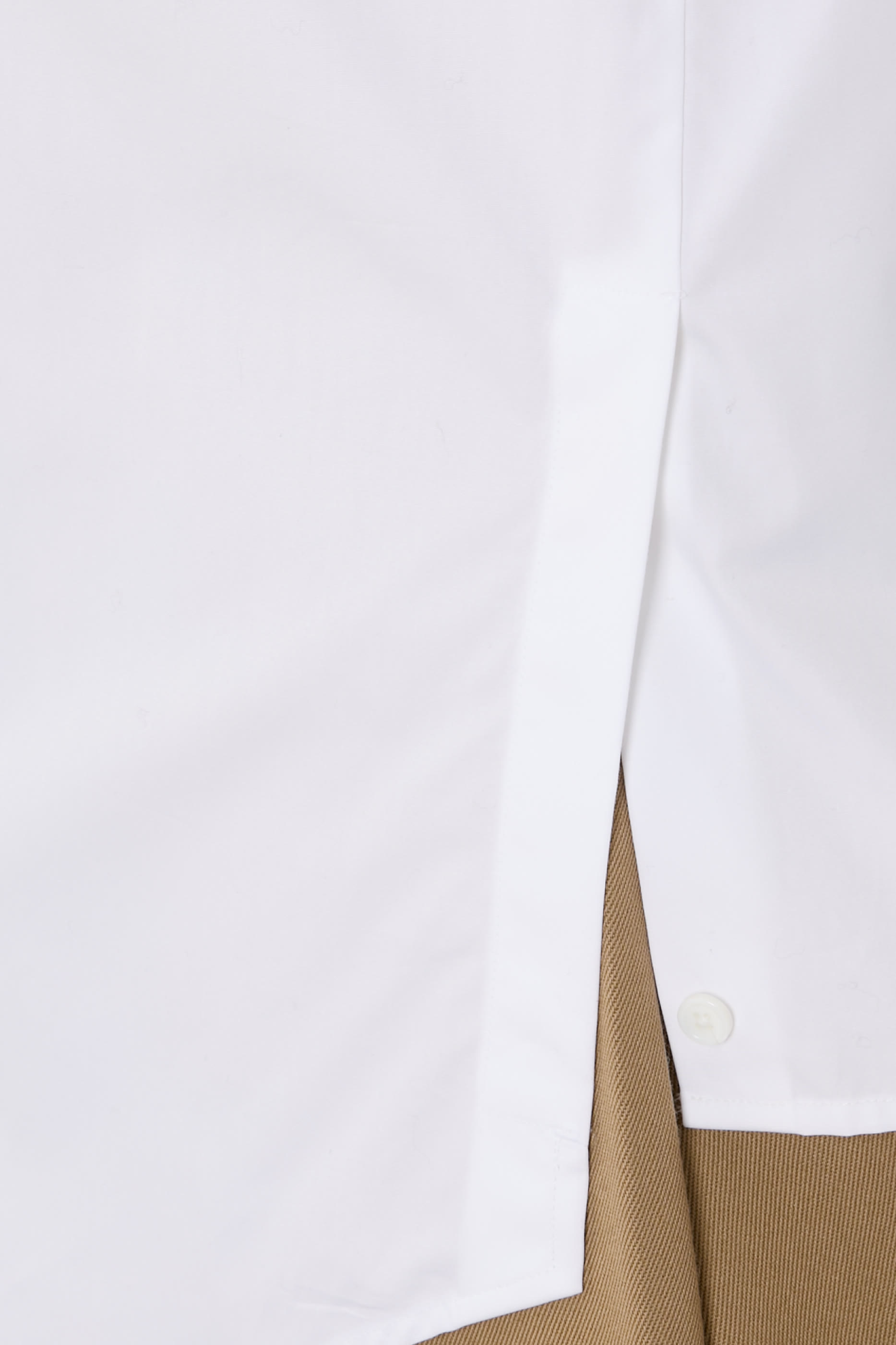 قميص بجيب مزين بشعار الماركة