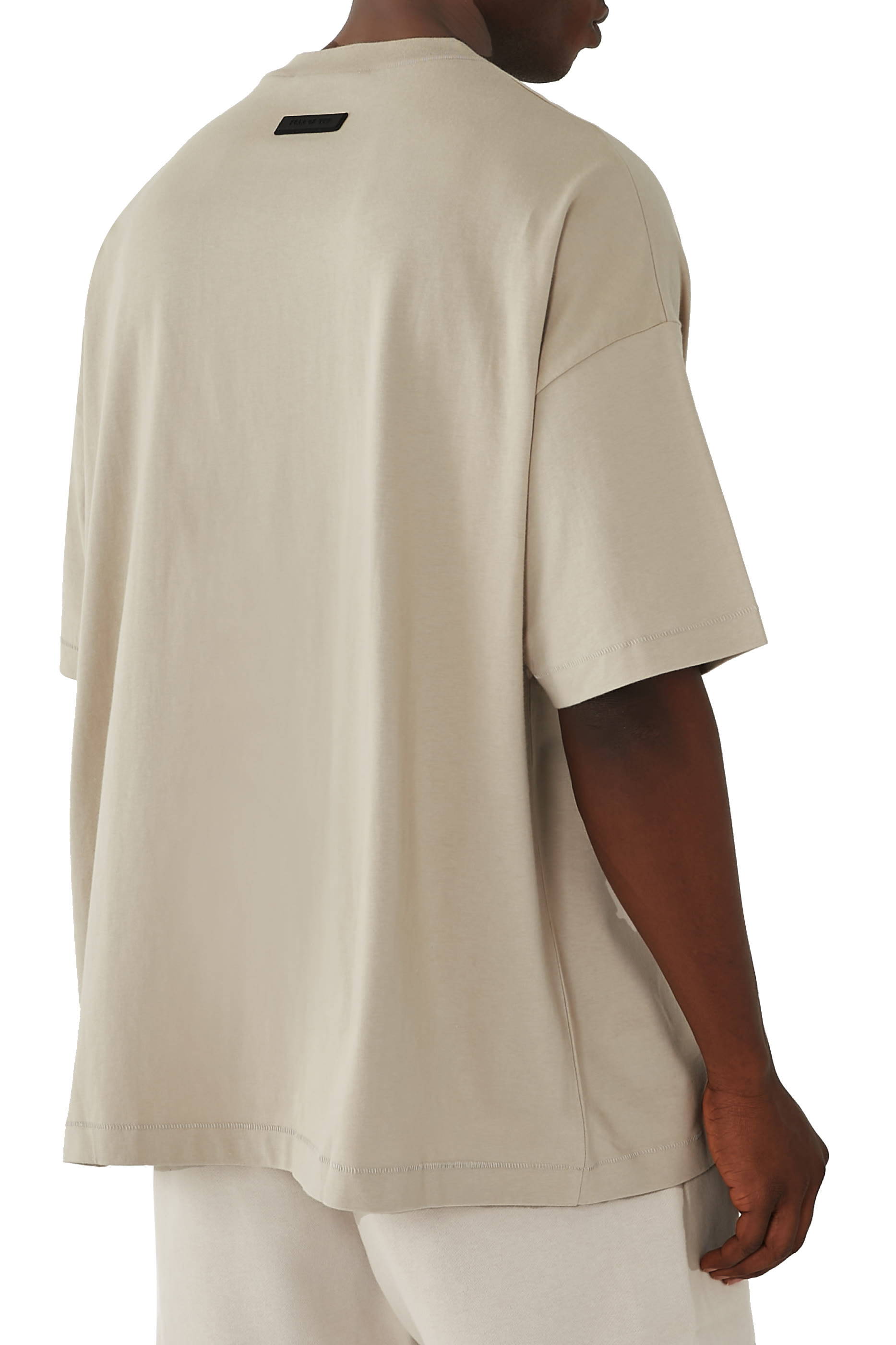 تيشيرت بياقة ضيقة بشعار اسنشالز