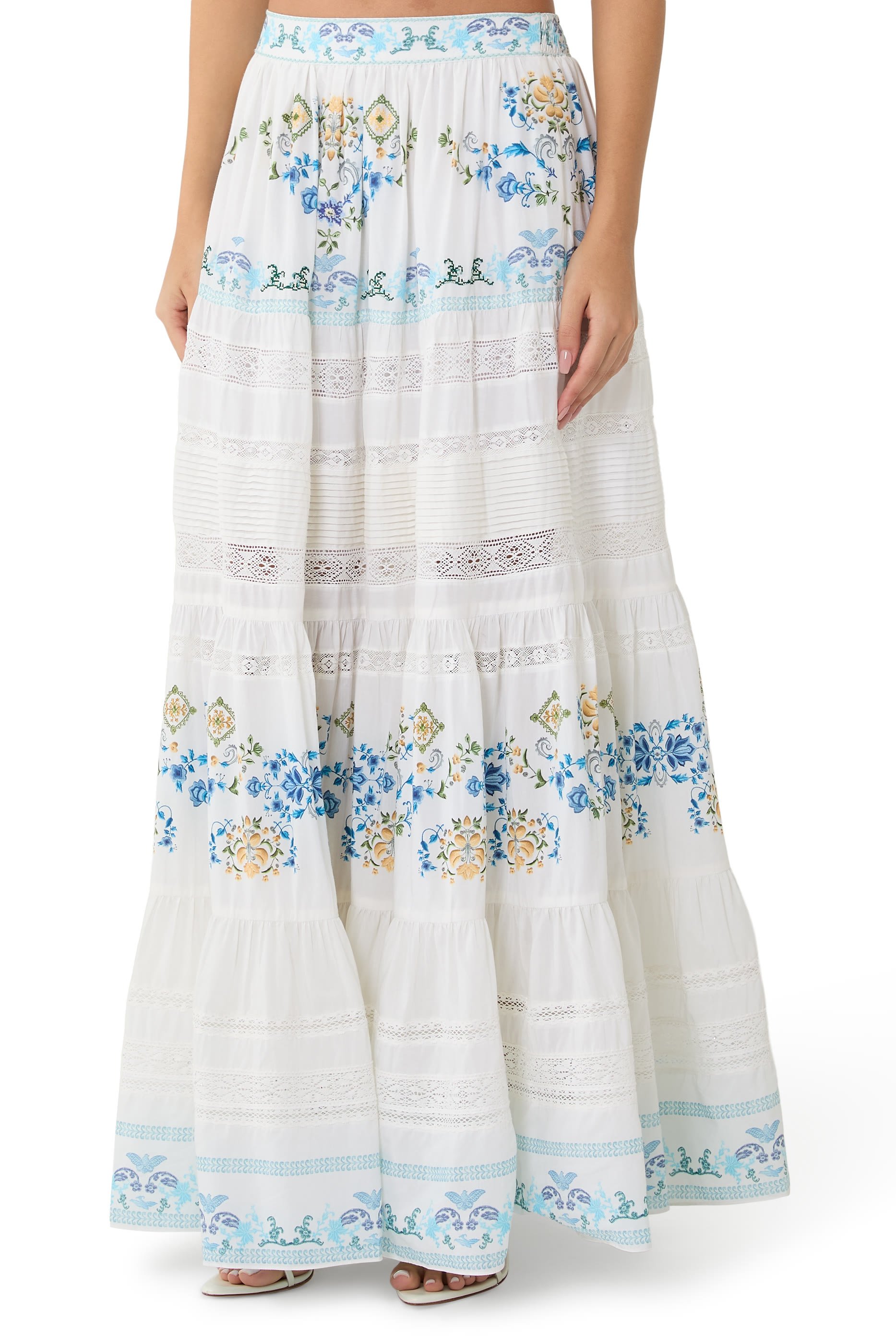 تنورة طويلة بطيات