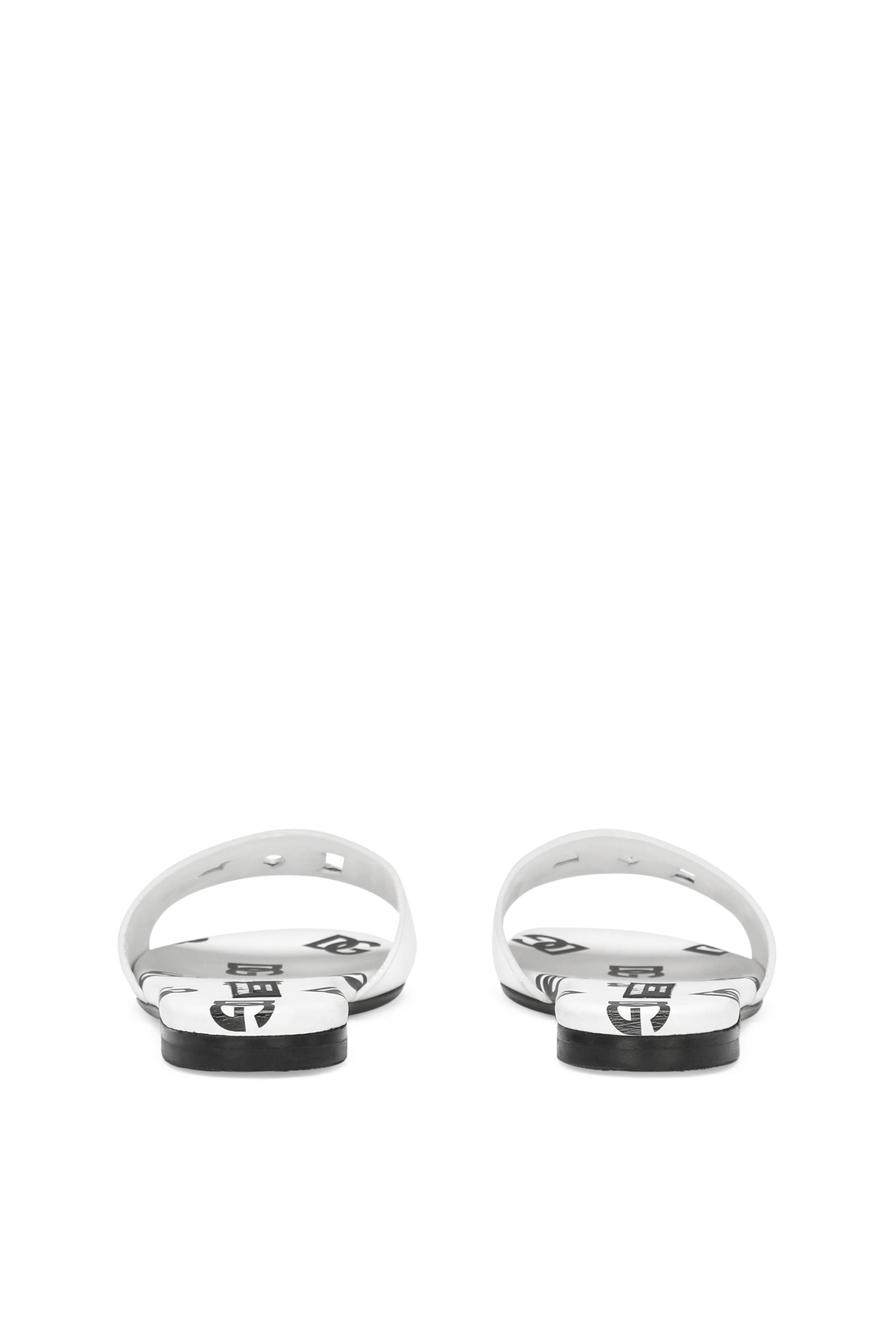 صندل بفتحات بشعار الماركة جلد للأطفال