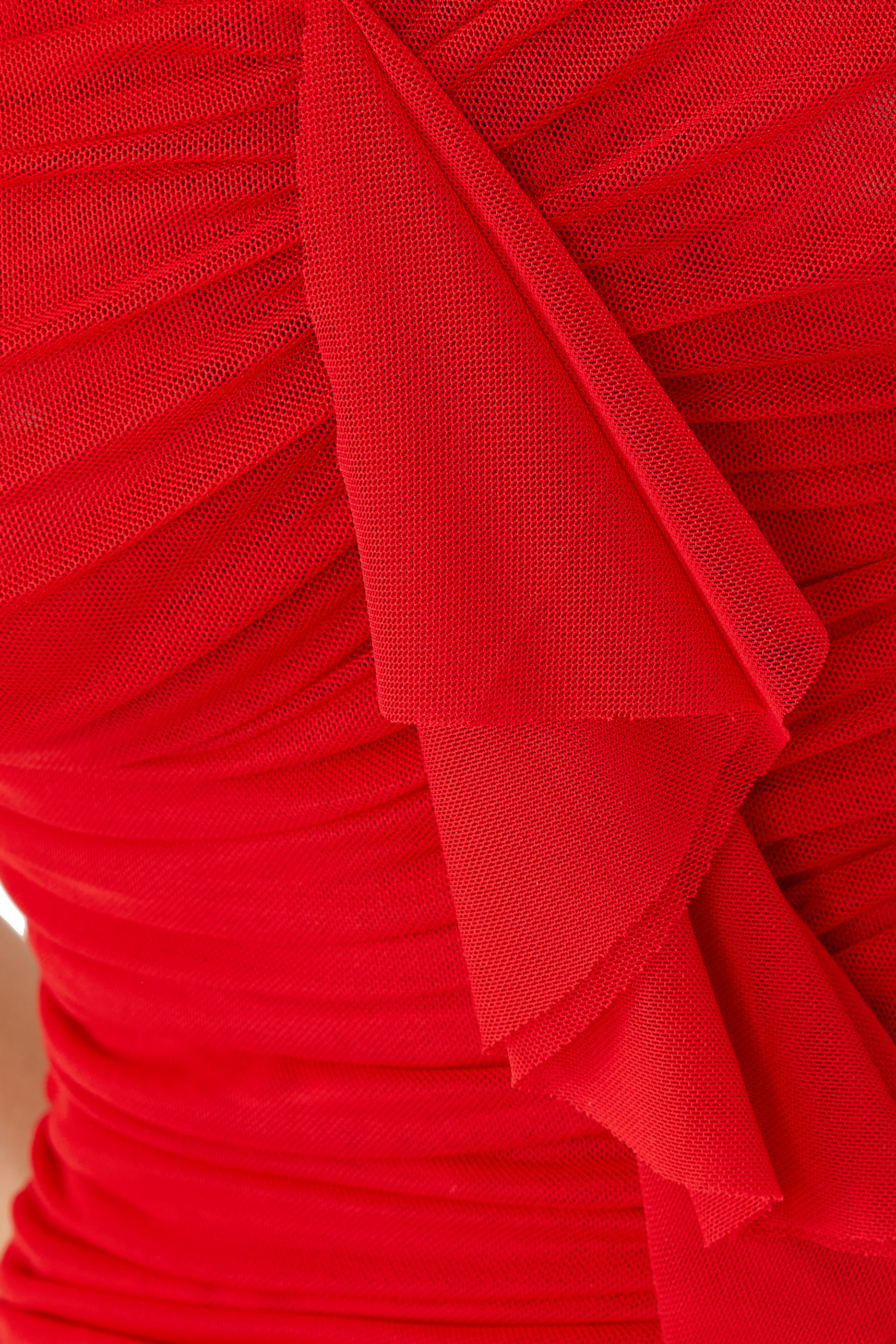 بلوزة بياقة عالية وكشكش