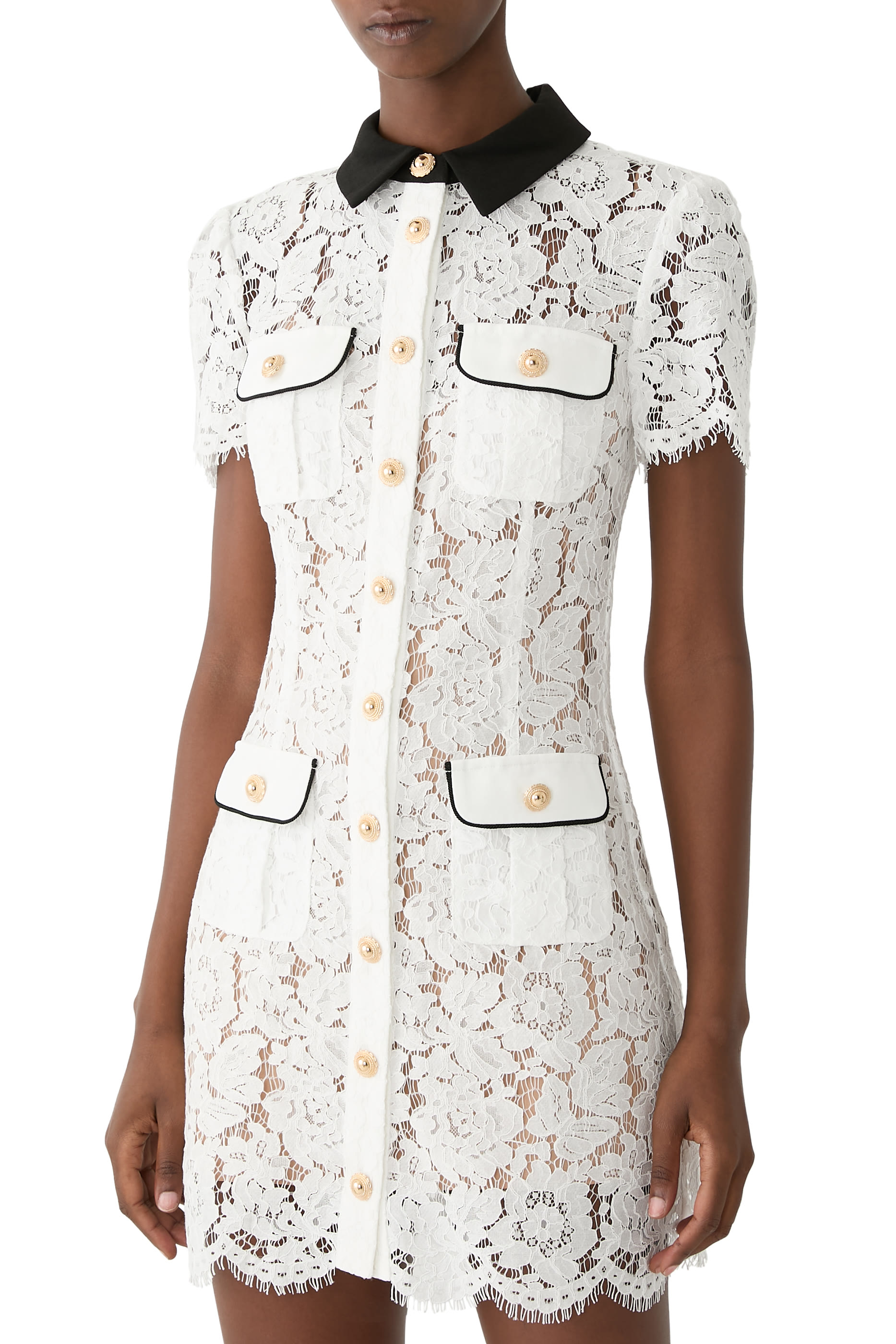 فستان قصير بياقة بلون مغاير دانتيل