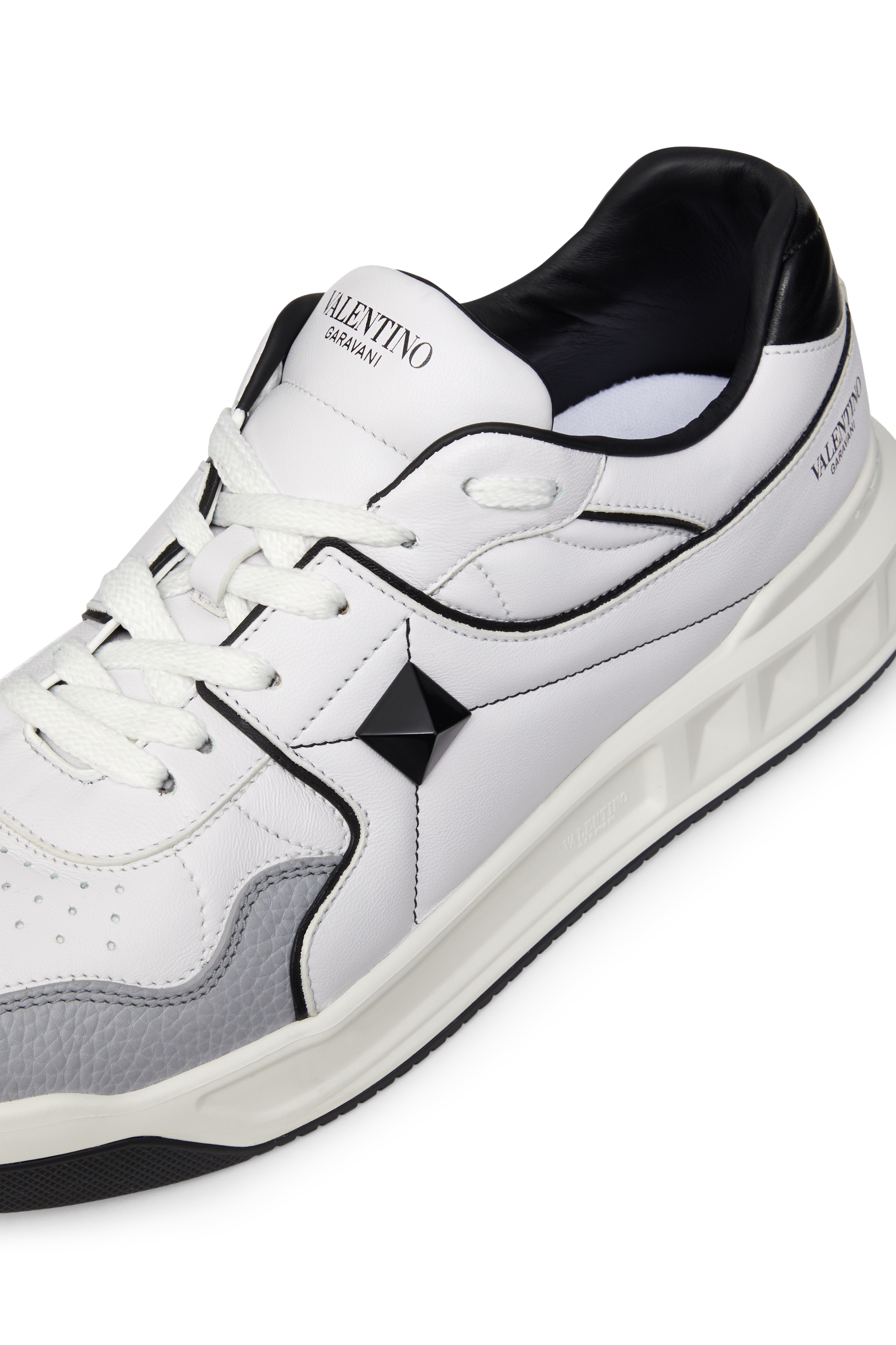 سنيكرز فالنتينو غارافاني أسفل الكاحل بحلية هرمية