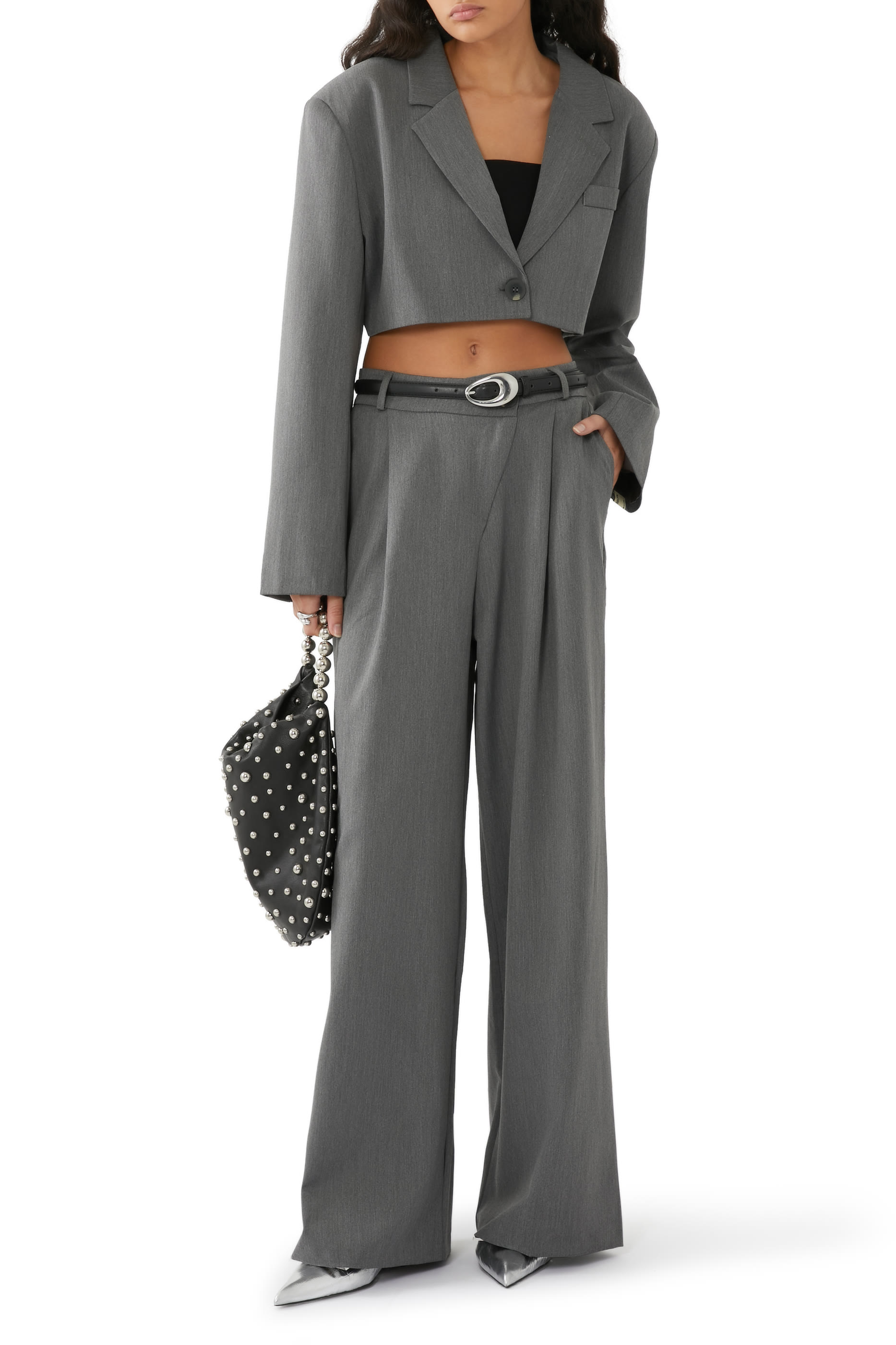 بلايزر قصير بياقة بطية شكل حرف V&rlm;