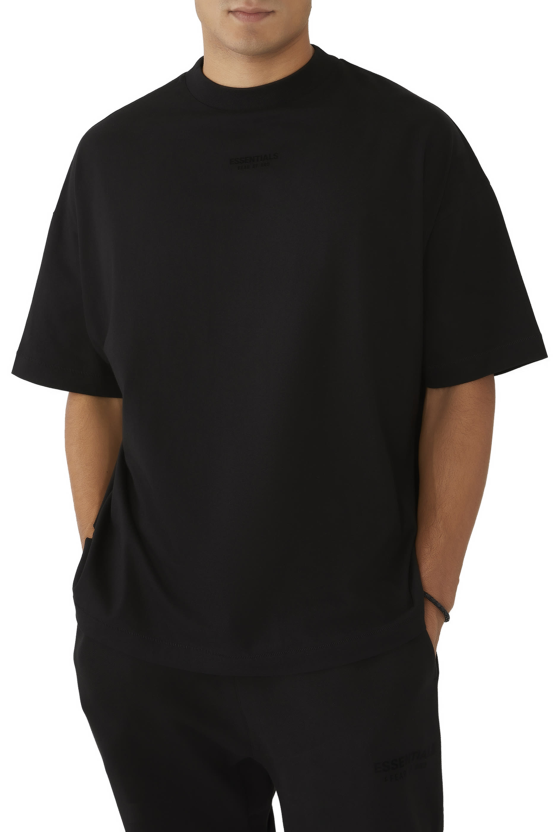 تيشيرت بياقة ضيقة بشعار اسنشالز