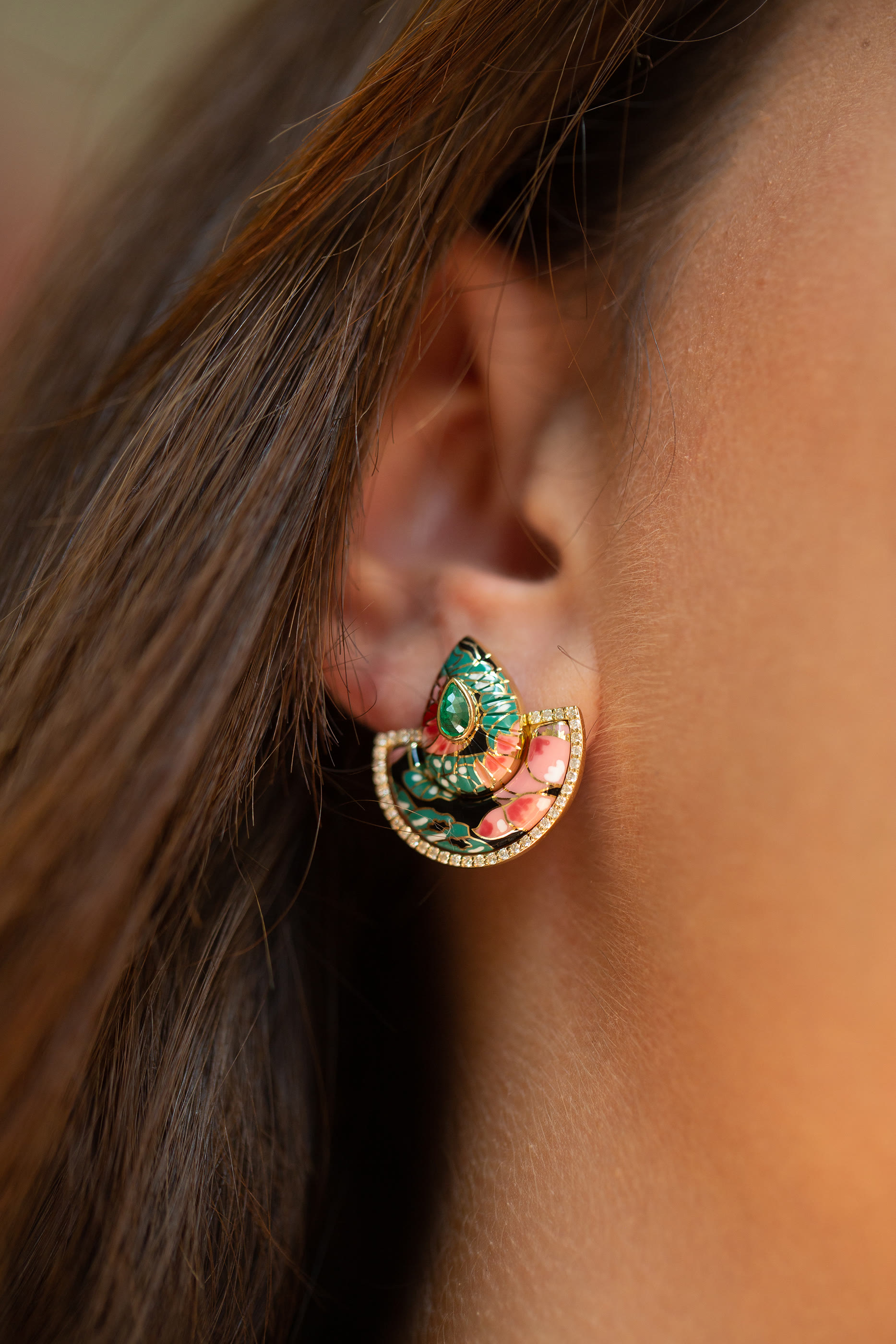 أقراط بوند ستريت كبيرة بتصميم مروحة صينية مرصعة بالماس ذهب أصفر عيار 18