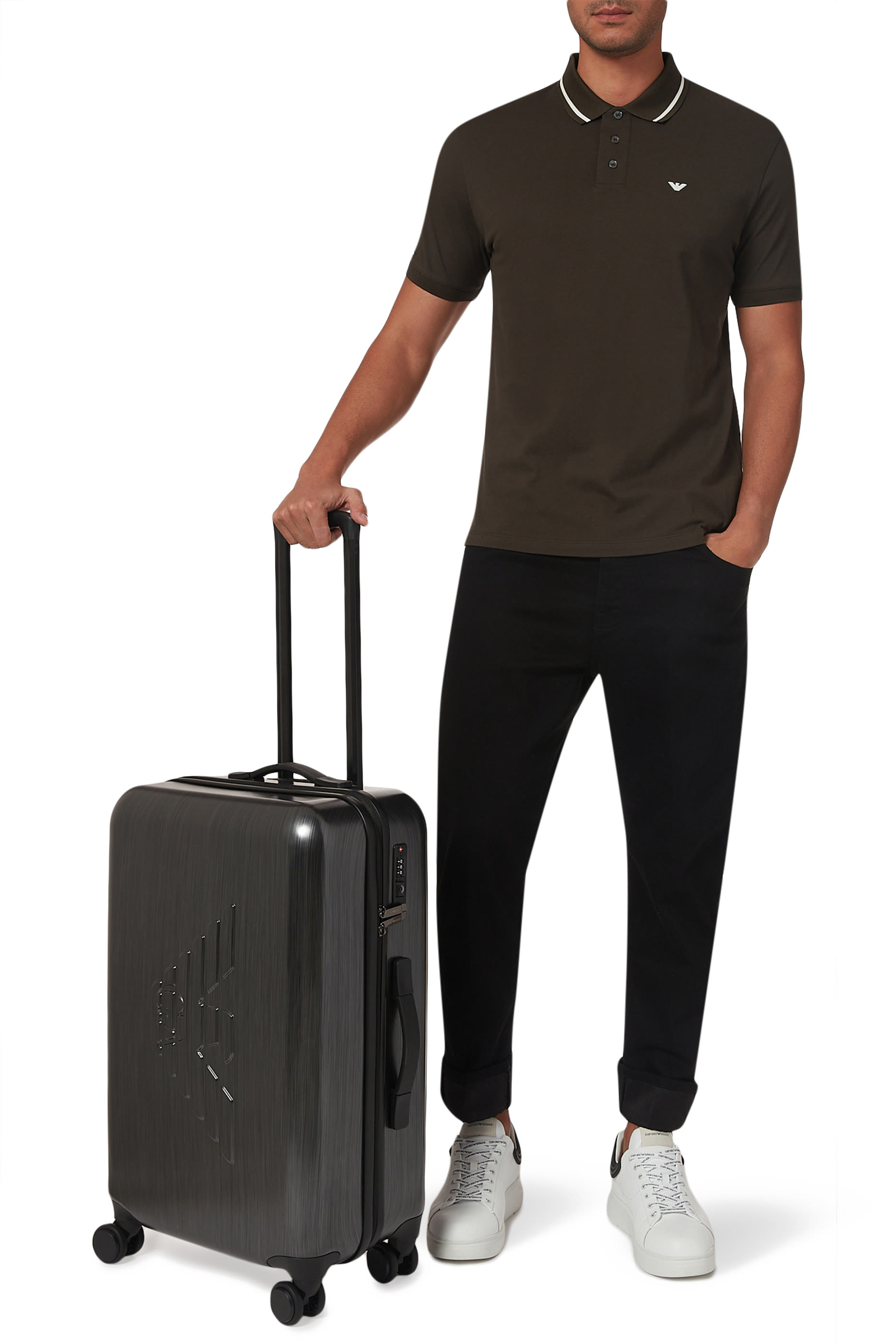 عربة ضيافة متوسطة مزينة بشعار الماركة