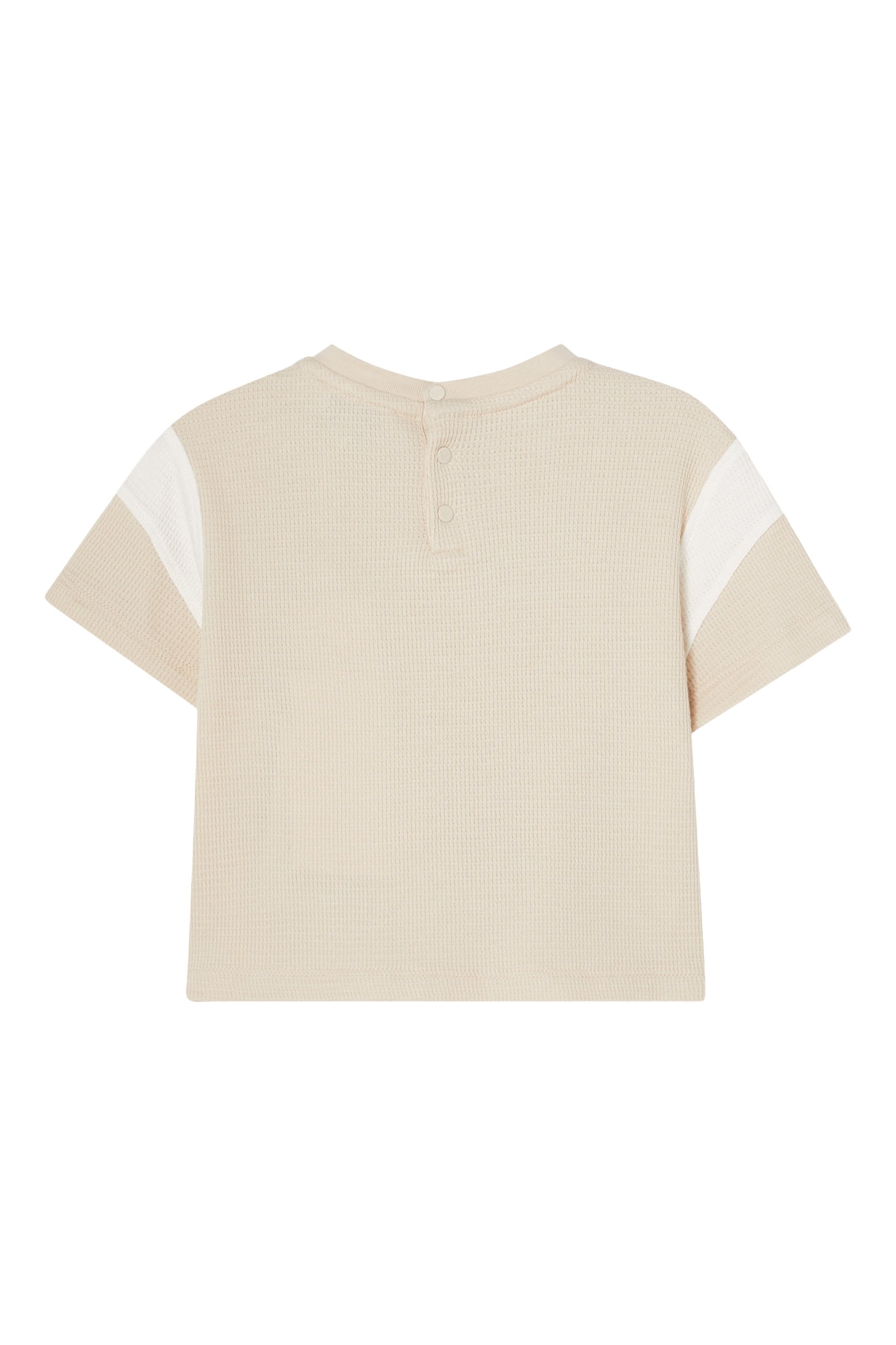 تيشيرت بتطريز شعار الماركة للاطفال