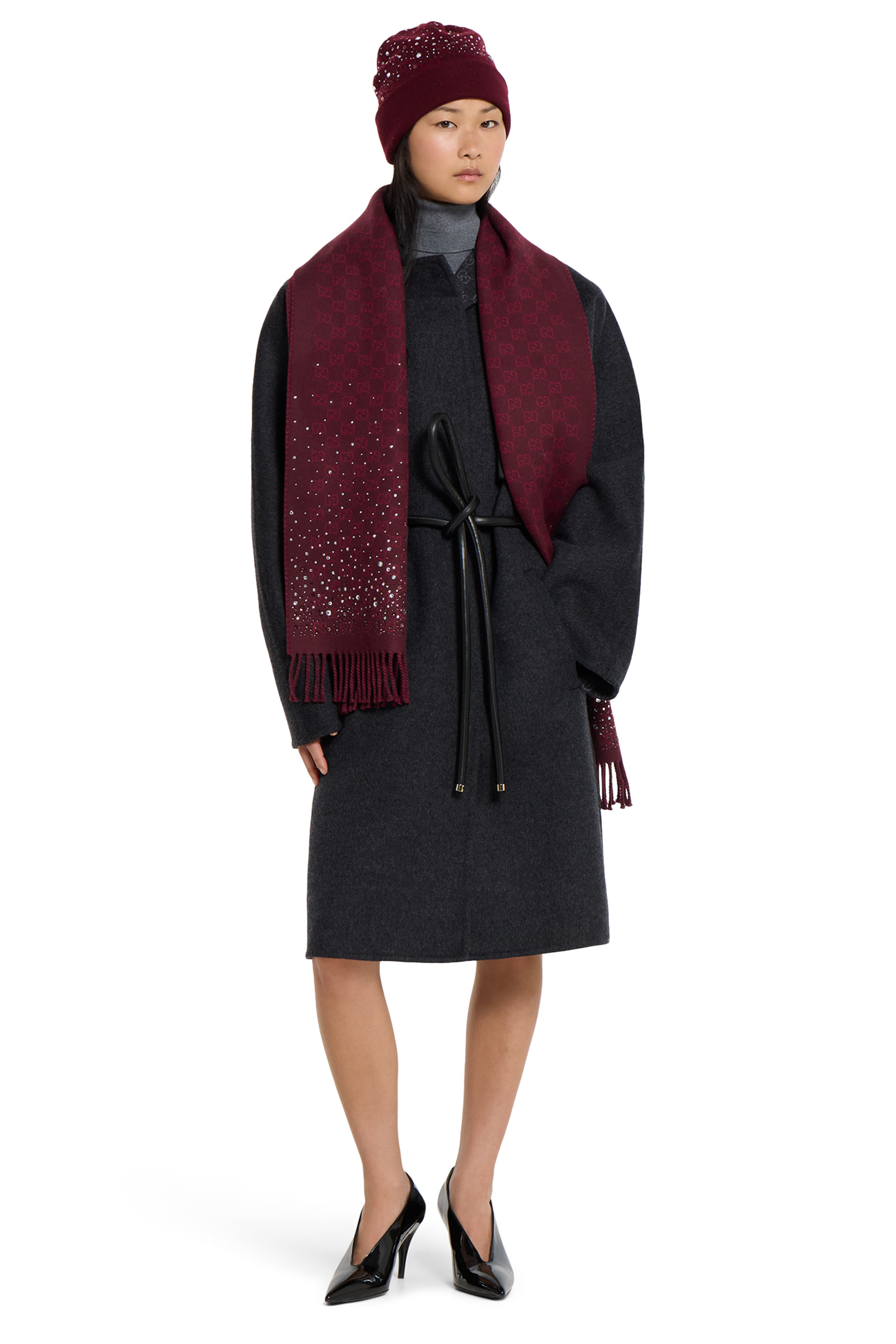 وشاح صوف بنقشة حرفي شعار الماركة مرصع بالكريستال