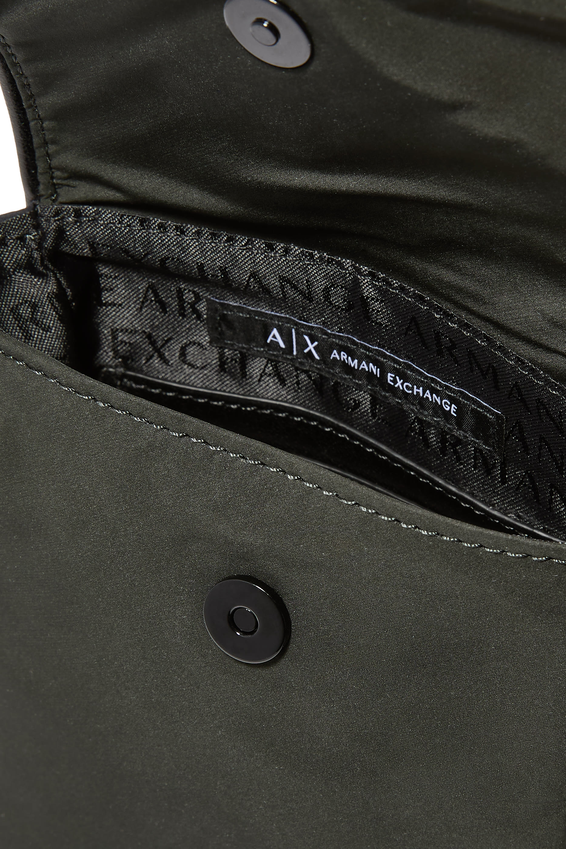 حافظة أجهزة إلكترونية بشعار الماركة