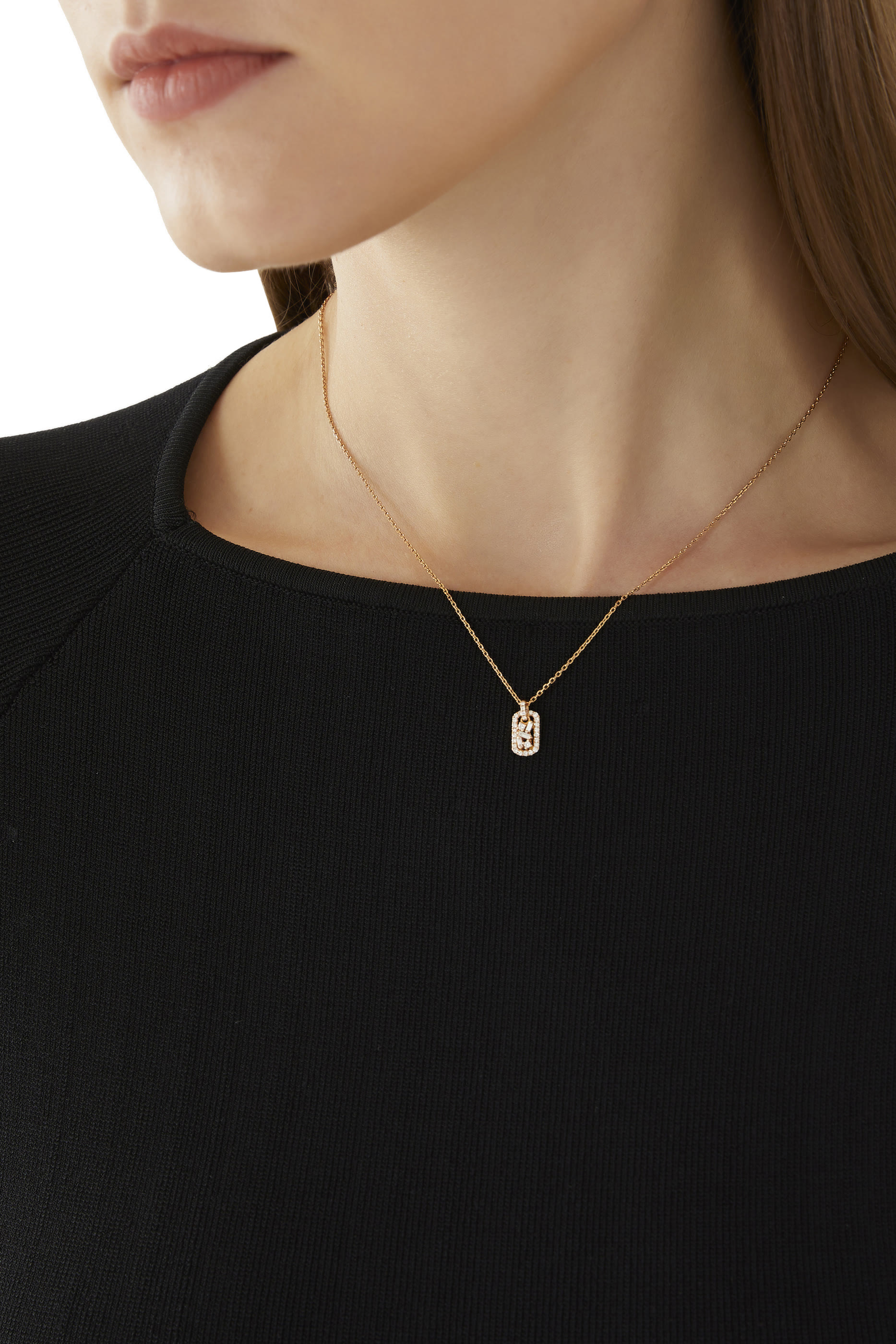 قلادة بدلاية مستطيلة صغيرة مرصعة بماس