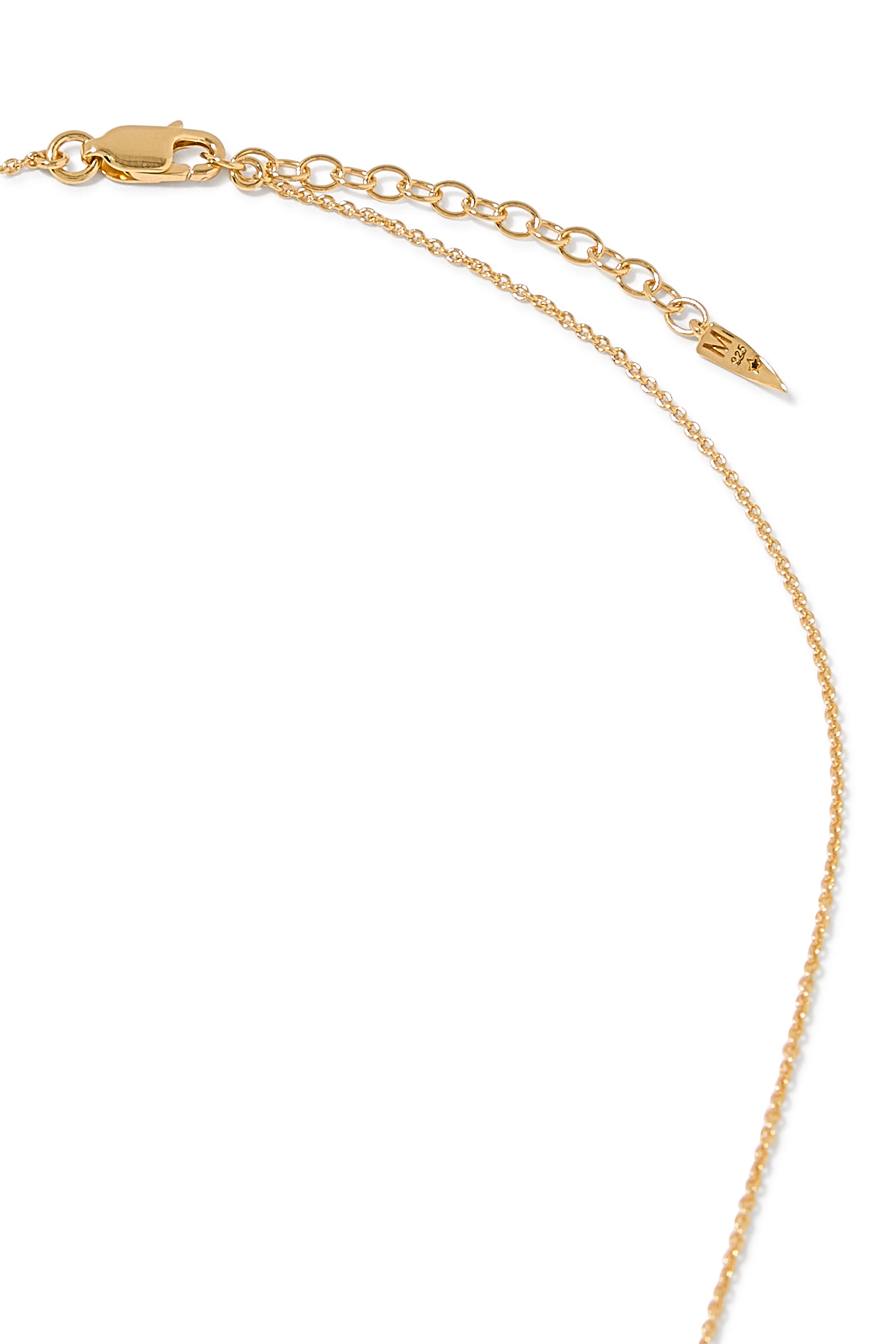 قلادة بحلية صغيرة بتصميم حرف أي بحواف منصهرة، فضية استرلينية معاد تدويرها مطلية بذهب عيار 18