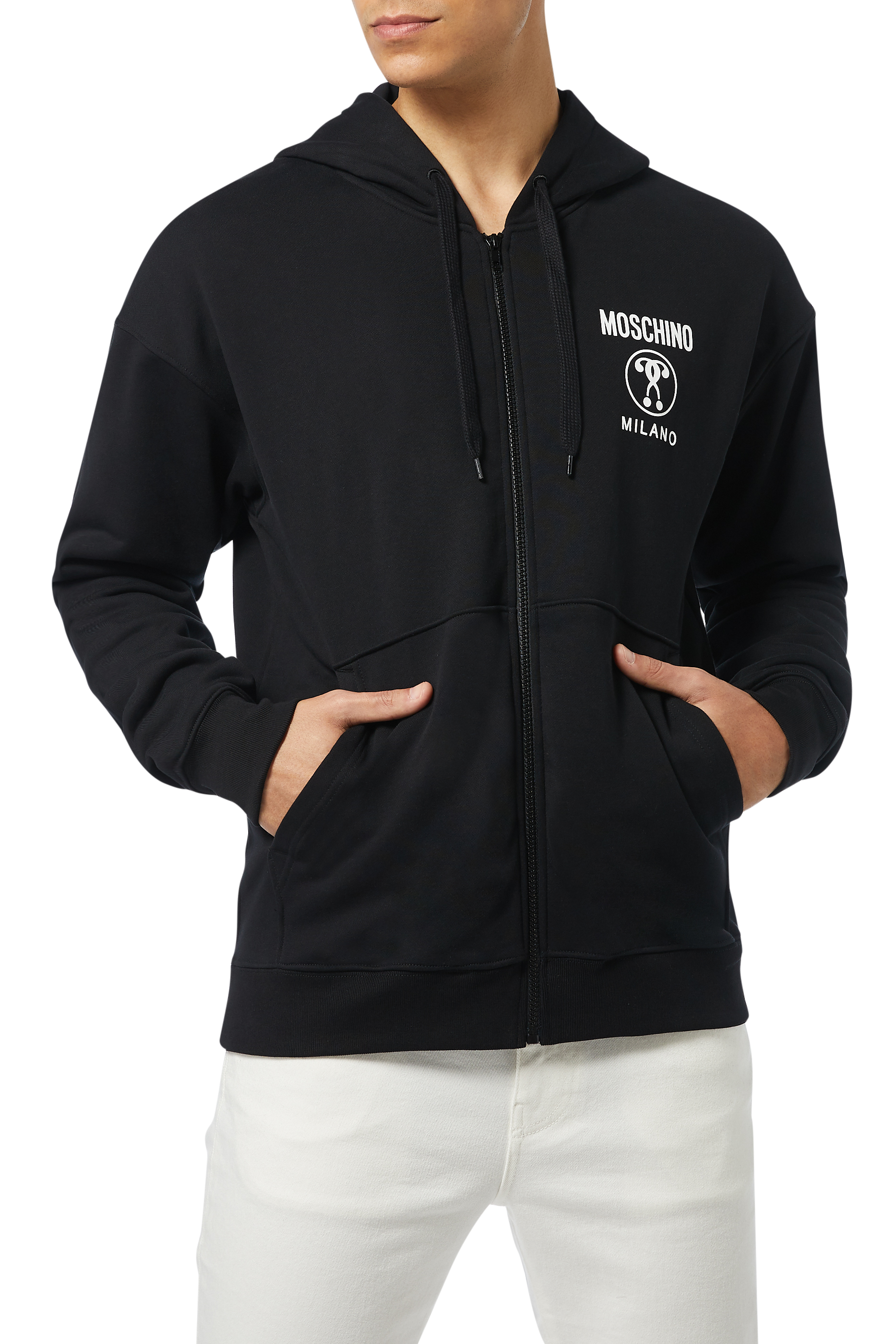 كنزة بغطاء رأس وعلامتي استفهام