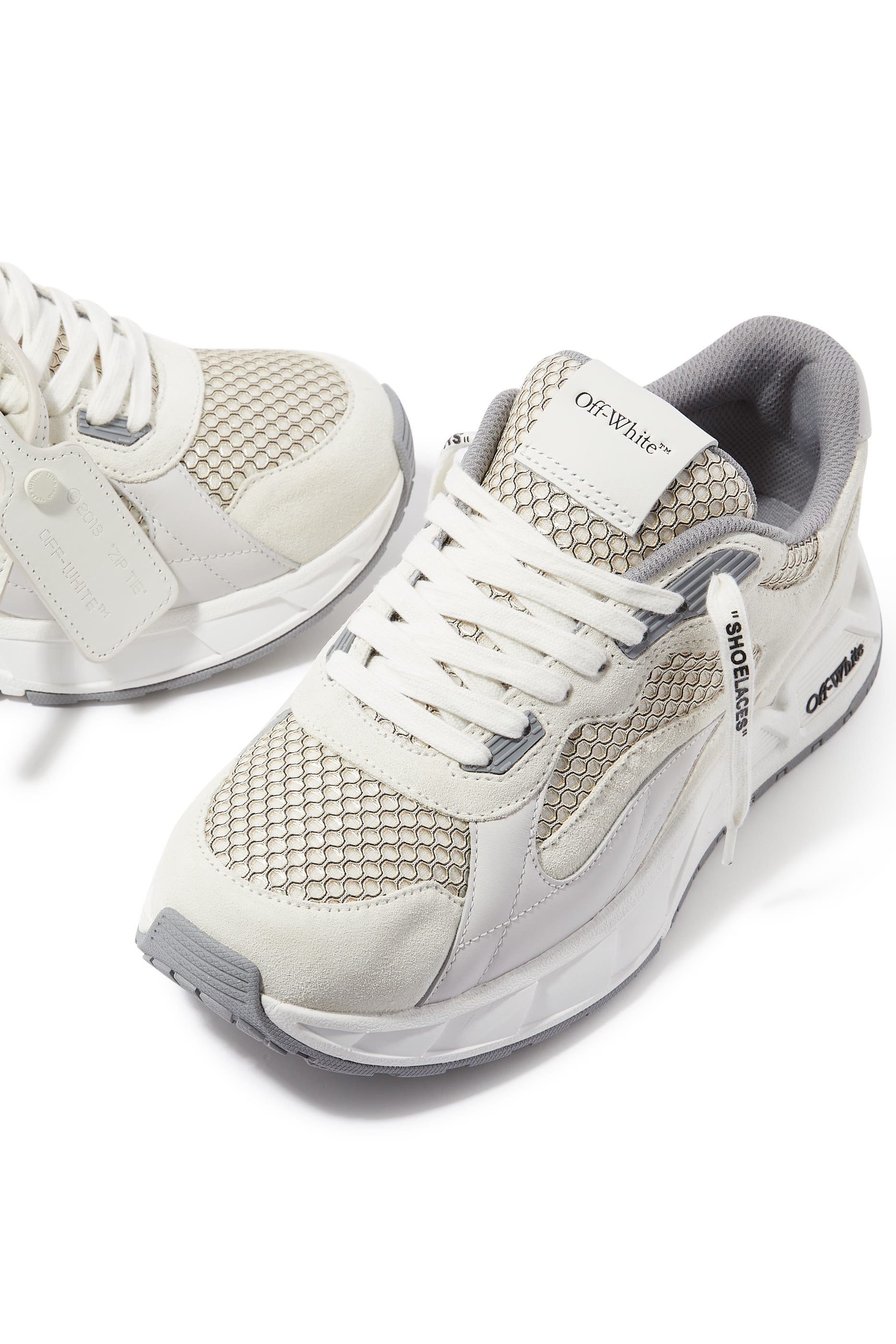 سنيكرز كيك أوف جلد