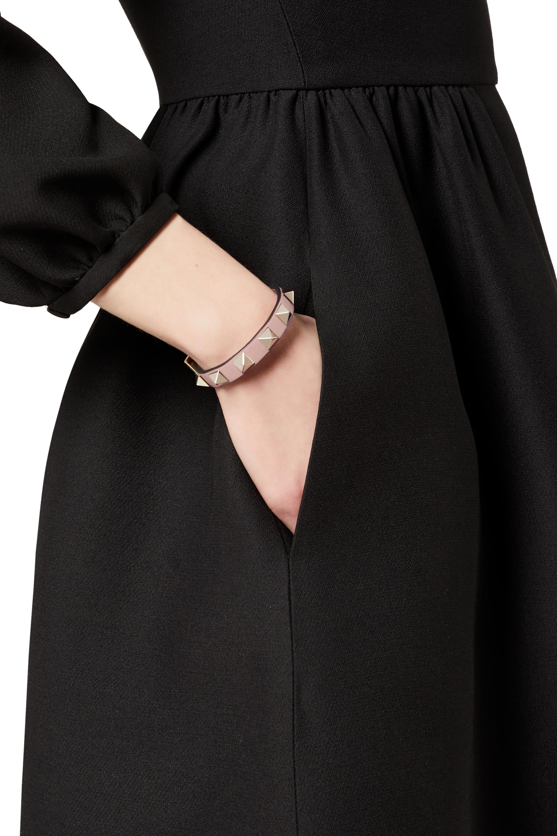 سوار رفيع جلد بحلى هرمية