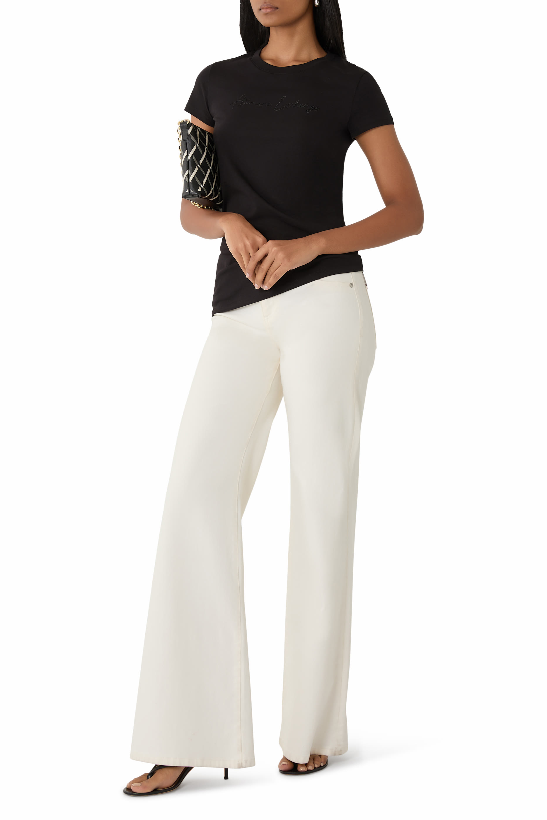 تيشيرت بأكمام قصيرة وشعار الماركة