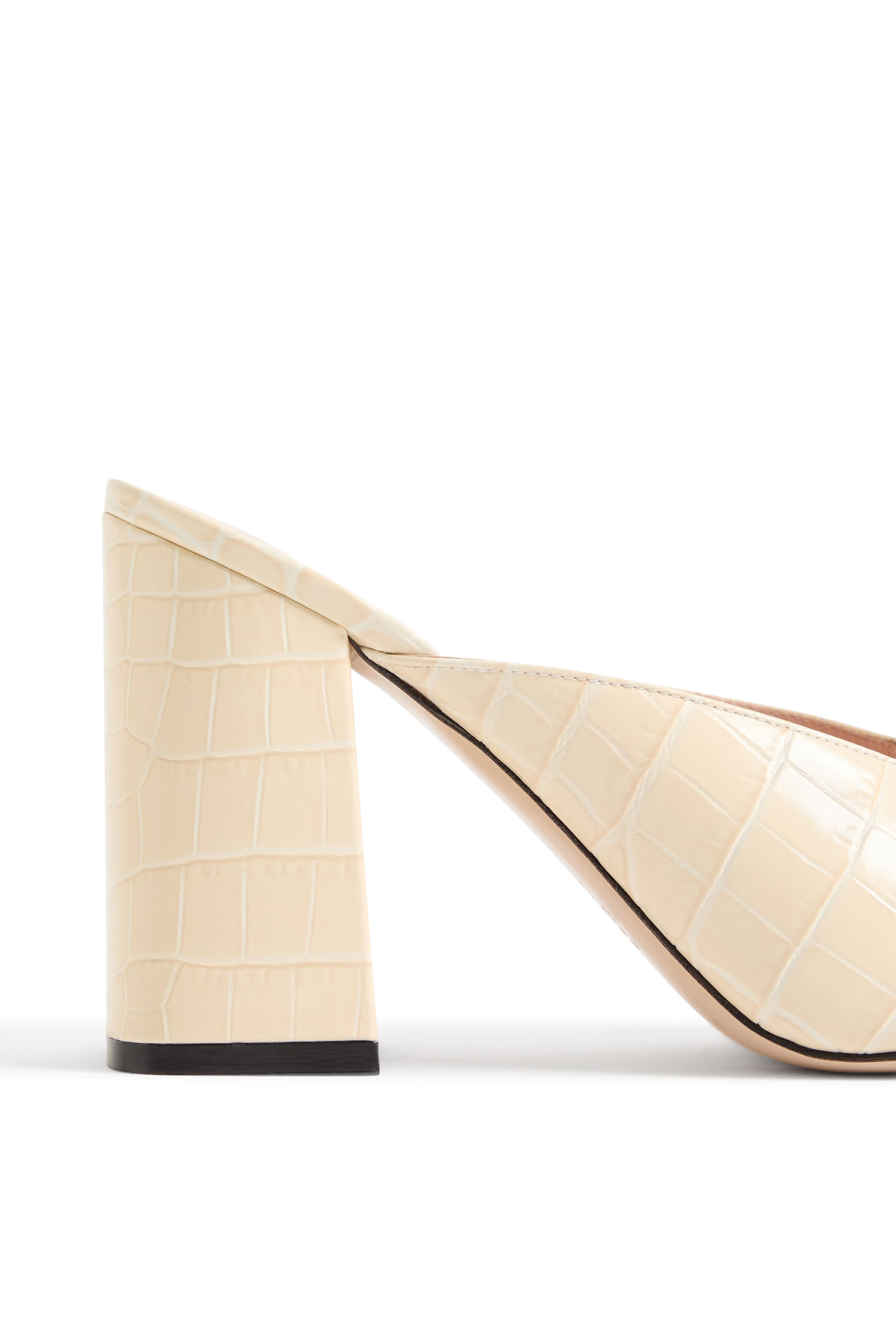 صندل 95 بشعار الماركة جلد عجل بنقشة