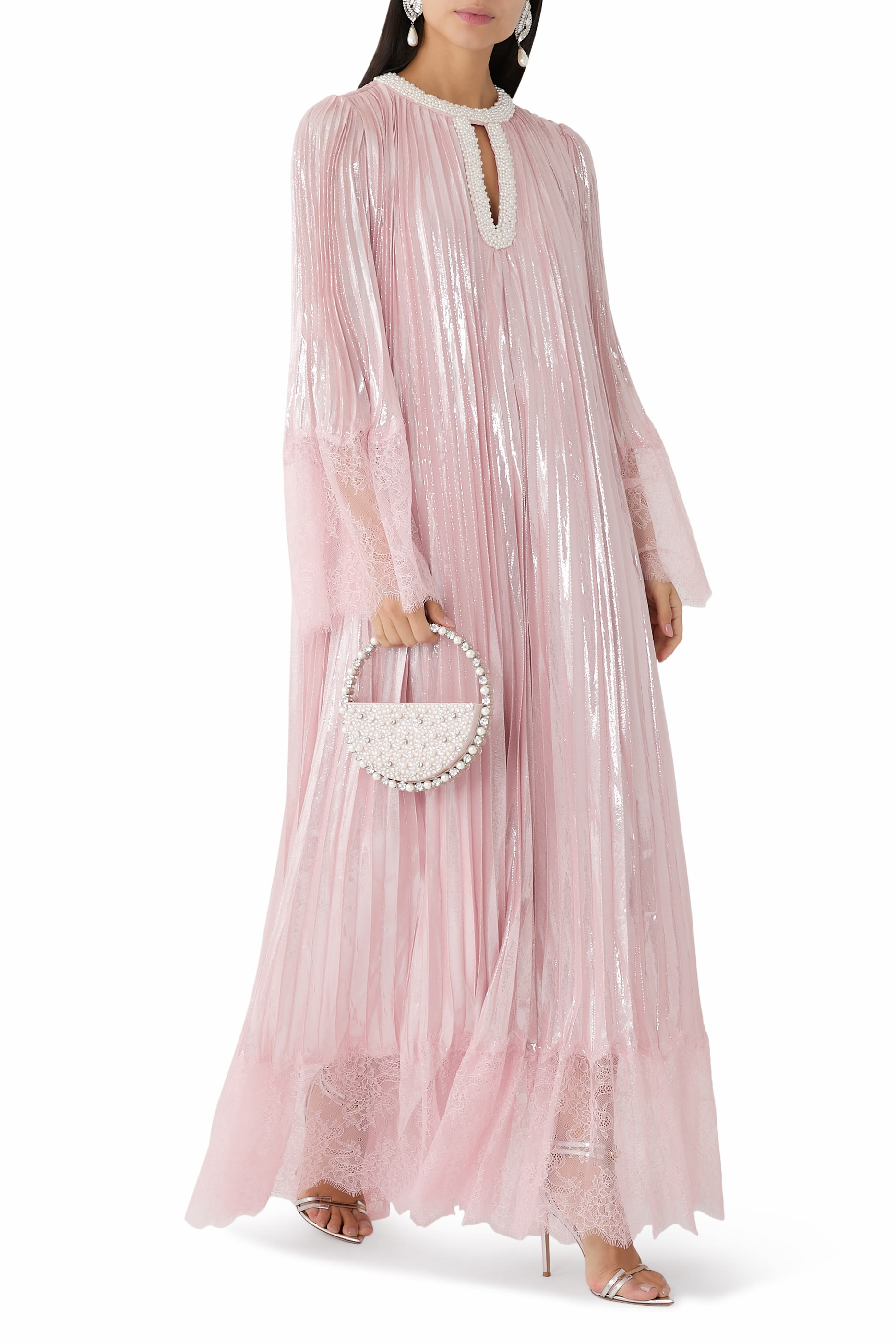 فستان طويل مرصع باللؤلؤ الامع