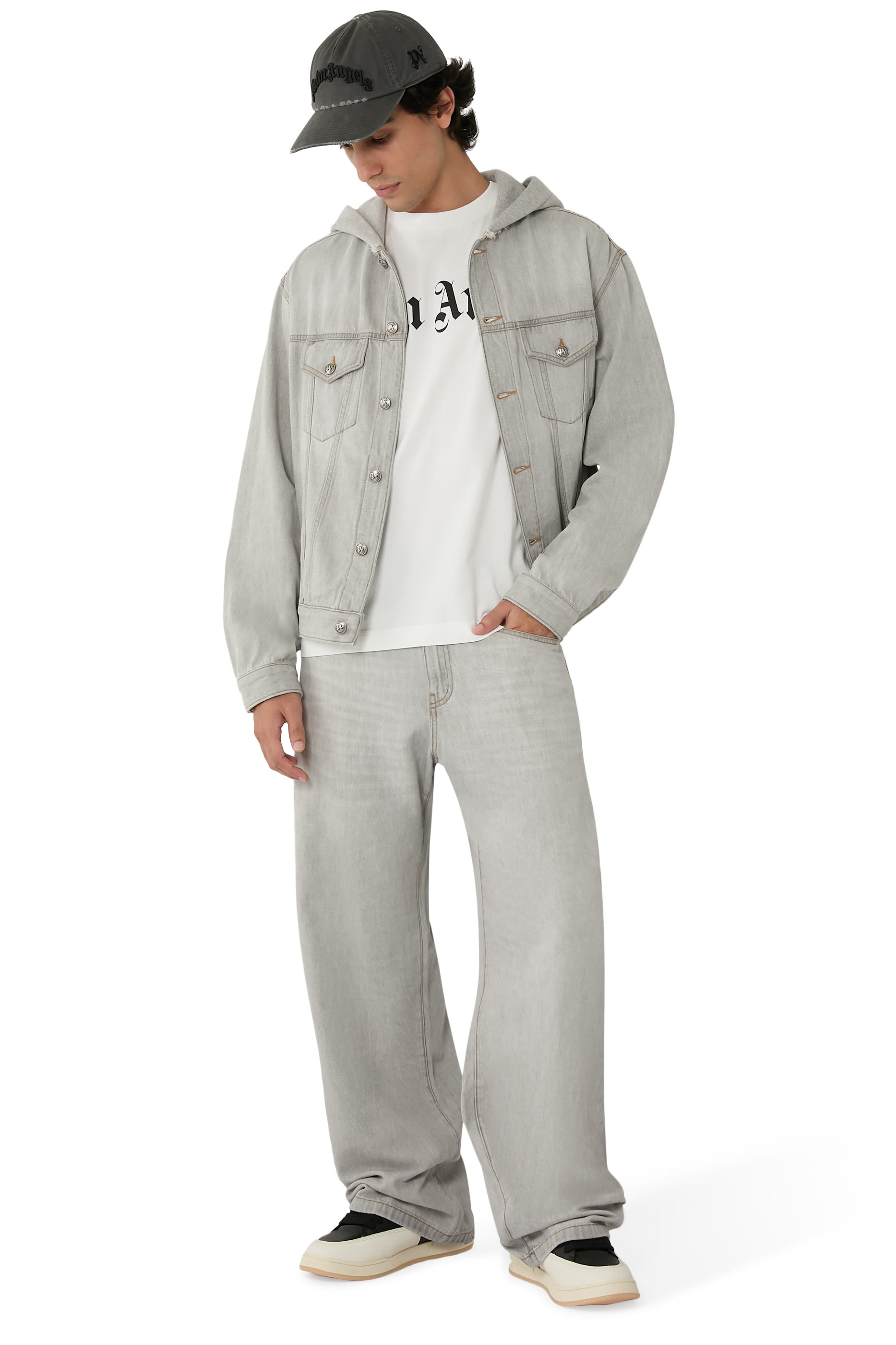 تيشيرت بشعار الماركة بتصميم متموج