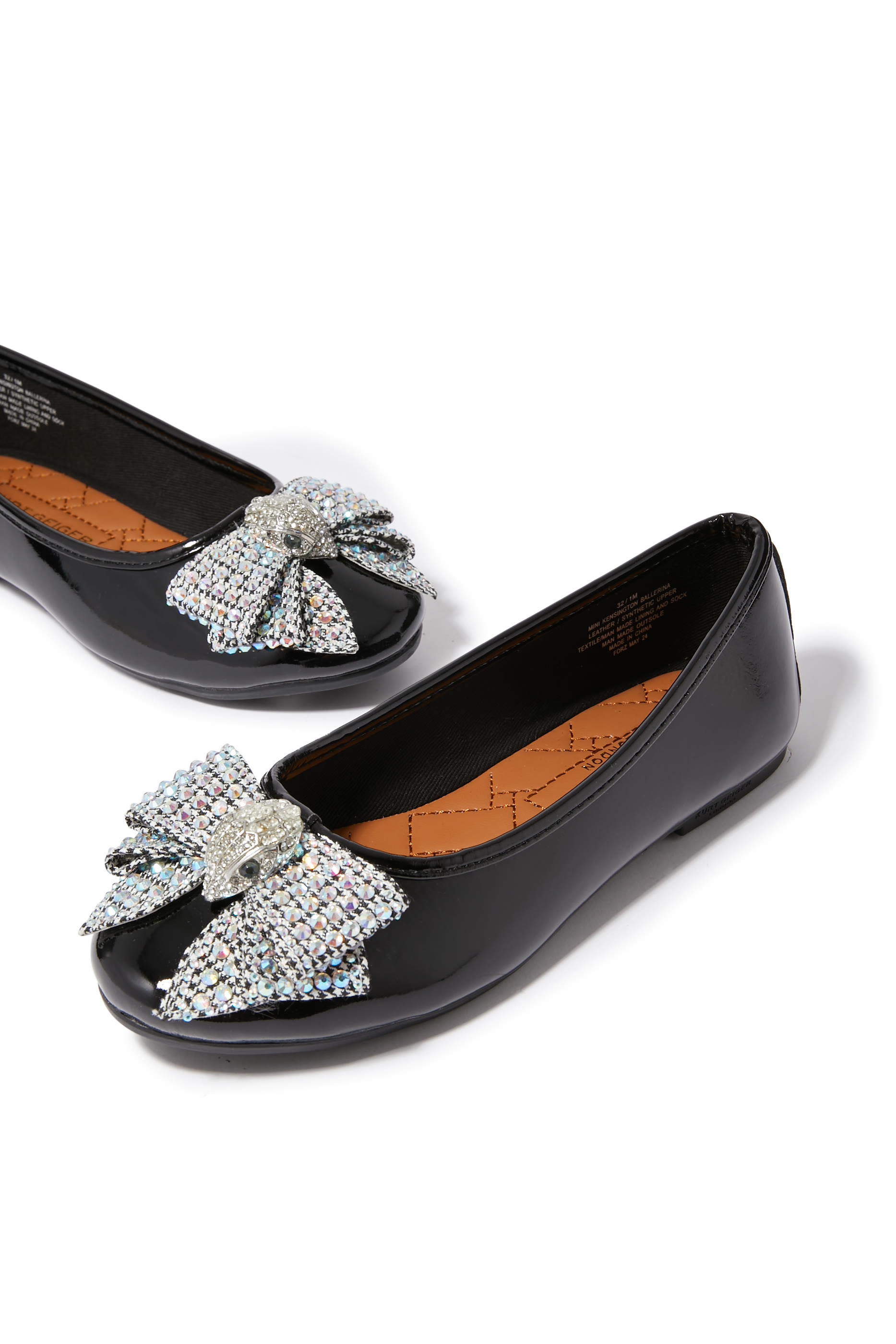 حذاء بالرينا بنعل مسطح وربطة فيونكة وشعار الماركة للأطفال