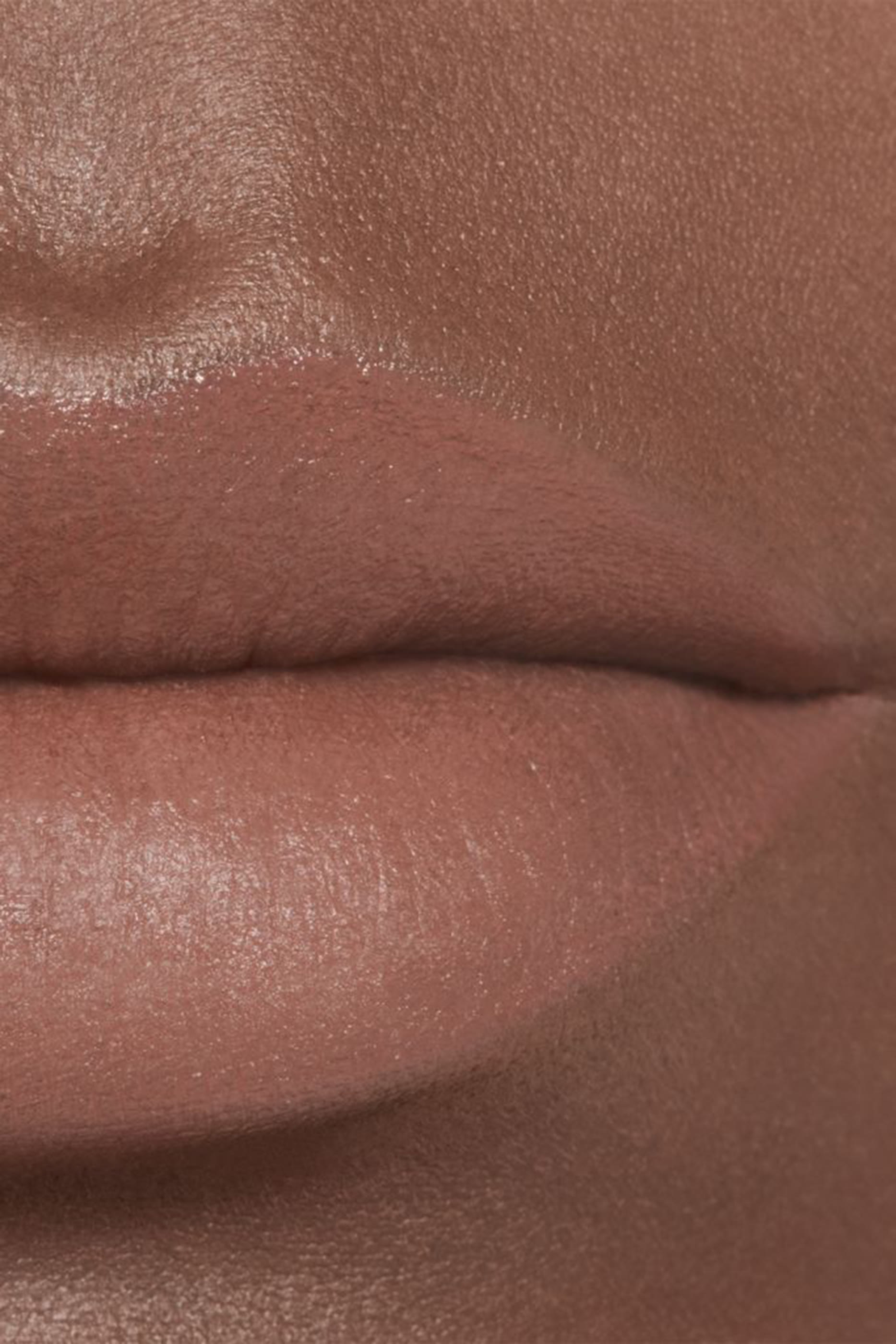 أحمر شفاه روج ألور فيلفيت لومينس غير لامع