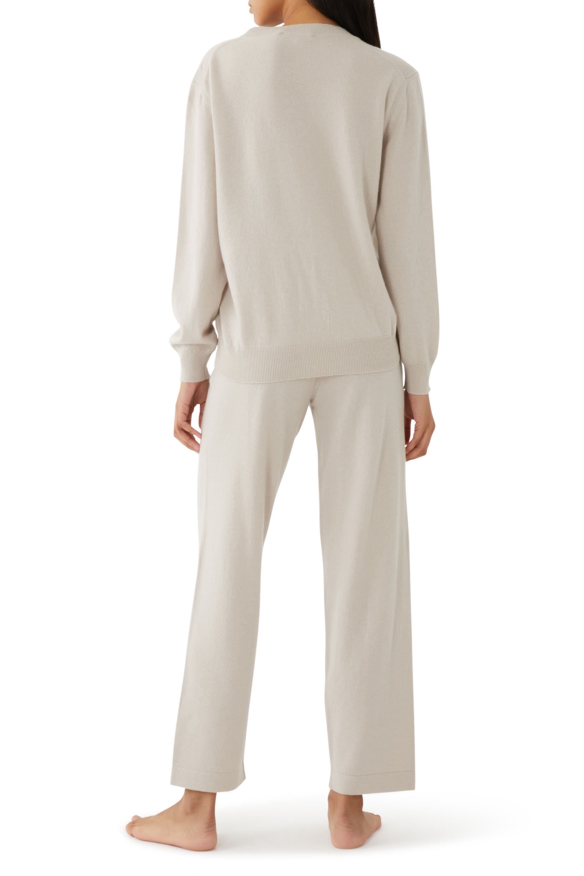 طقم بيجاما بتصميم انسيابي