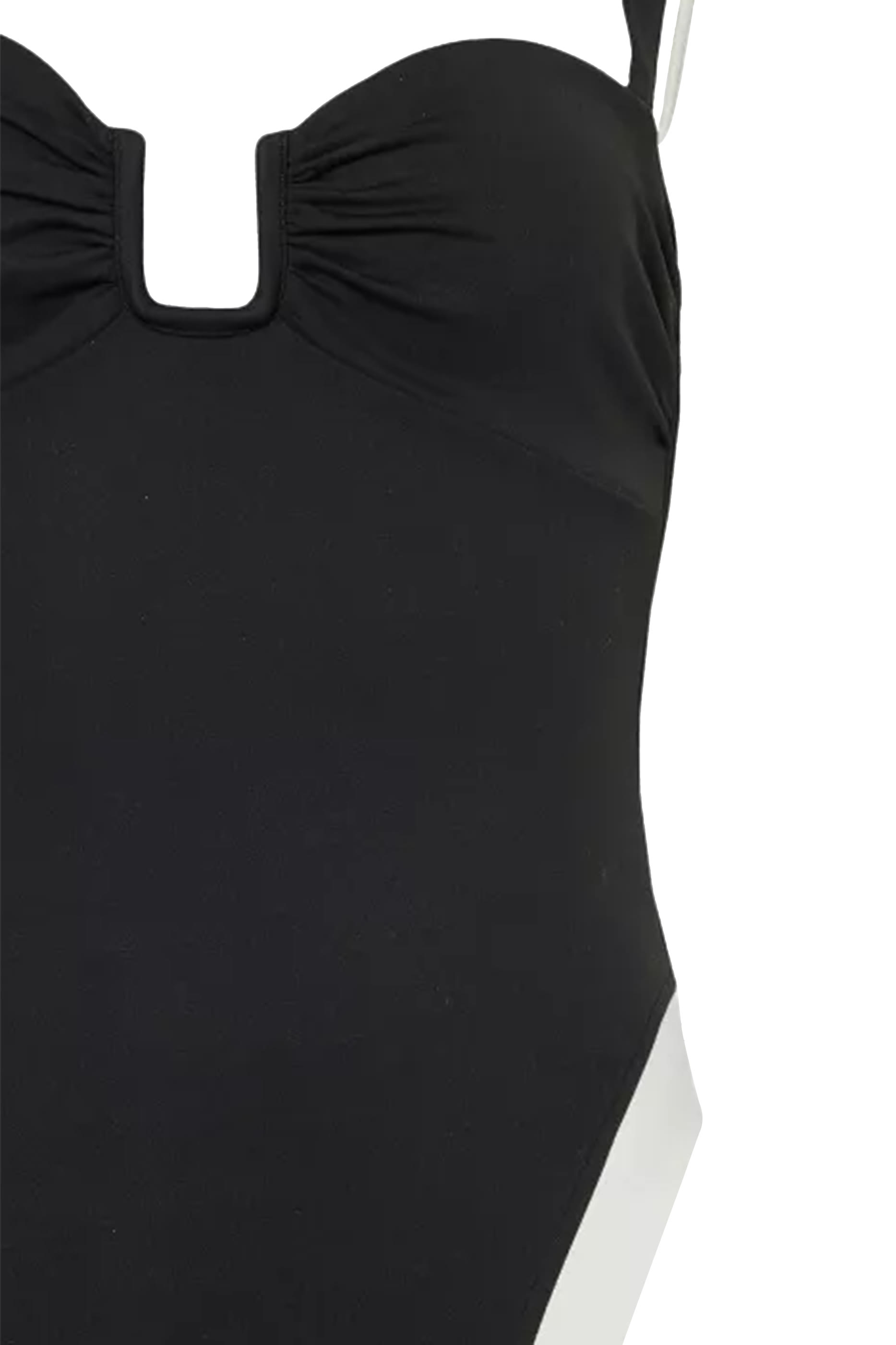 بدلة سباحة كان بتصميم قطعة واحدة