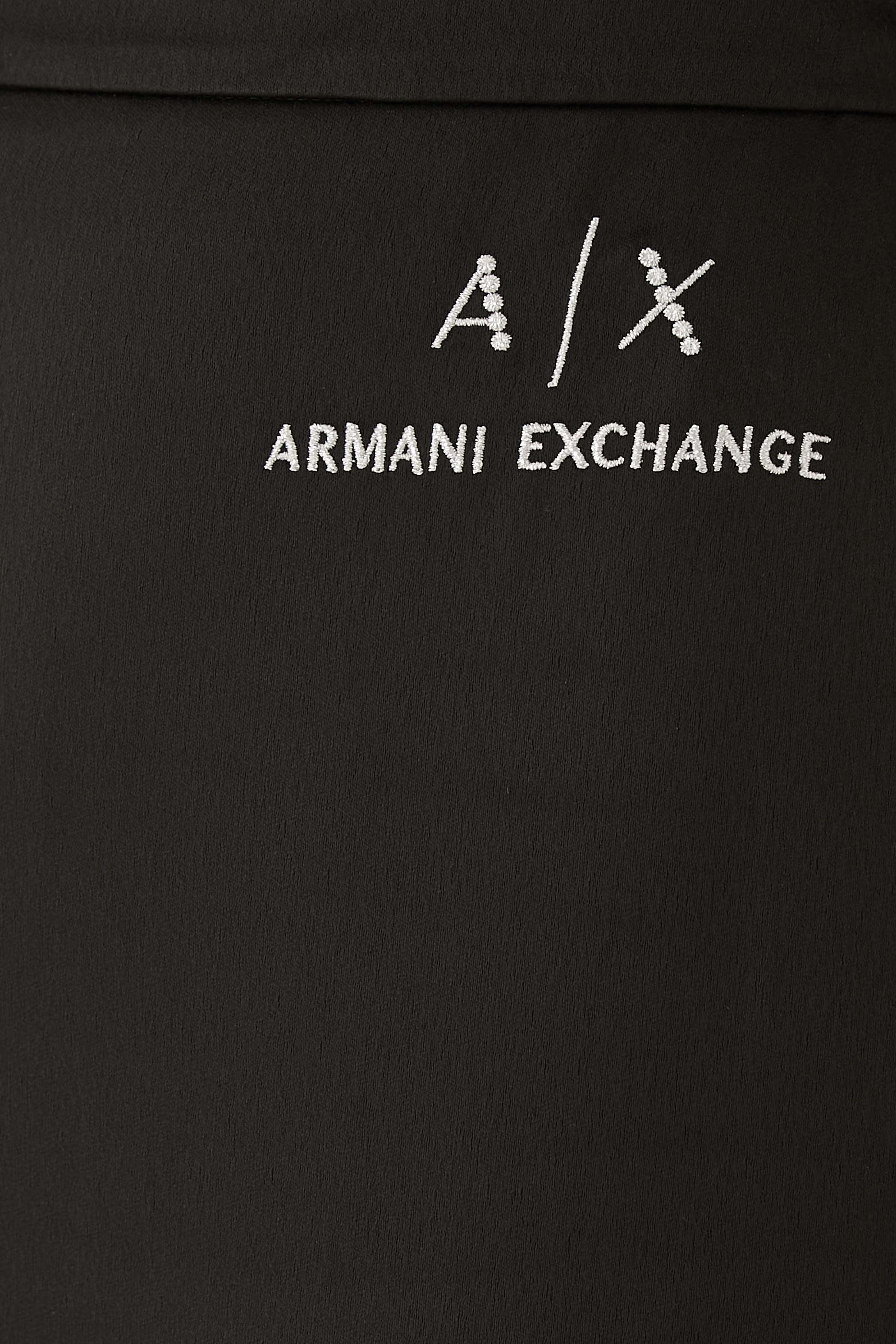 تنورة متوسطة الطول بشعار الماركة