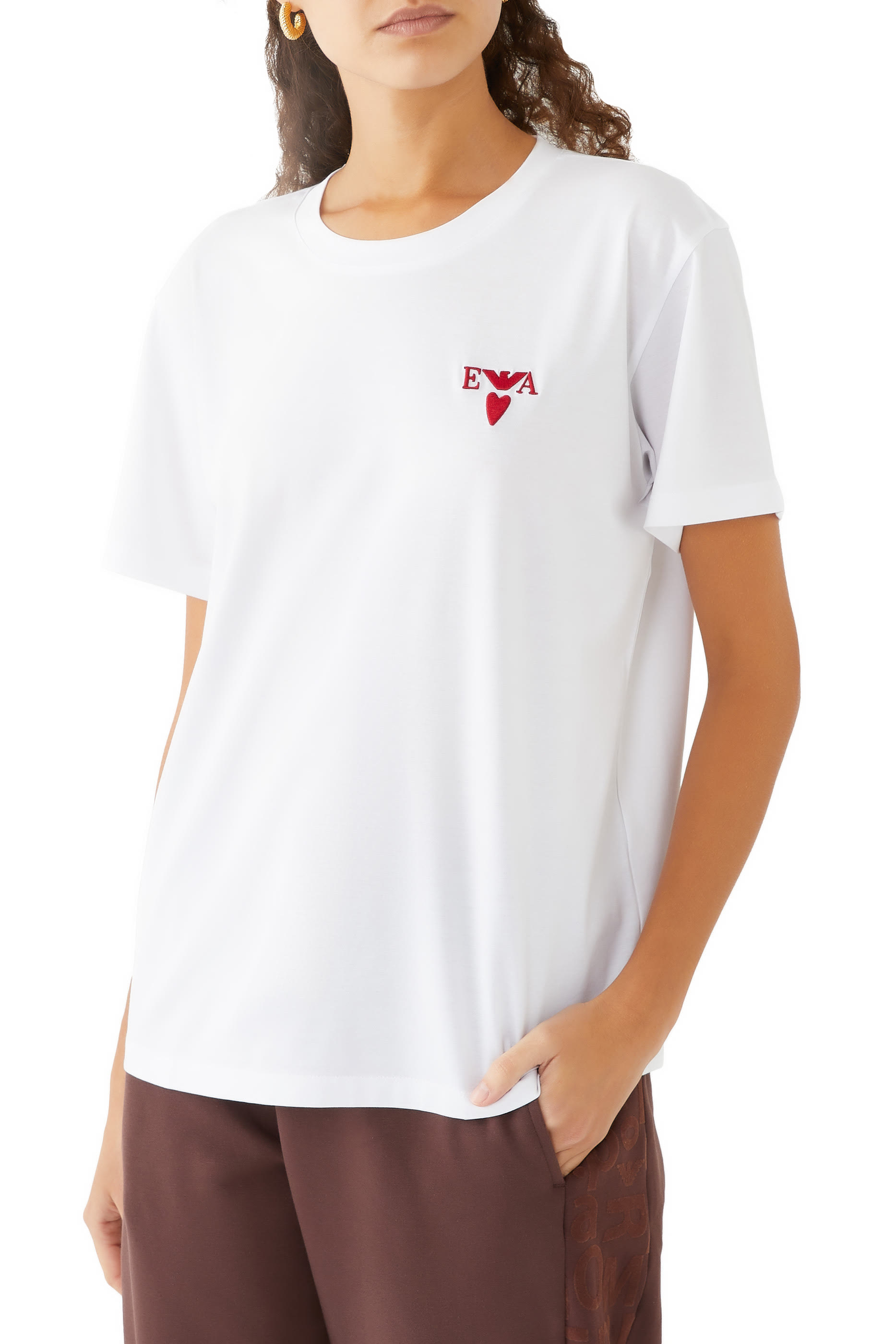 تيشيرت مطرز بقلب وشعار الماركة على الصدر