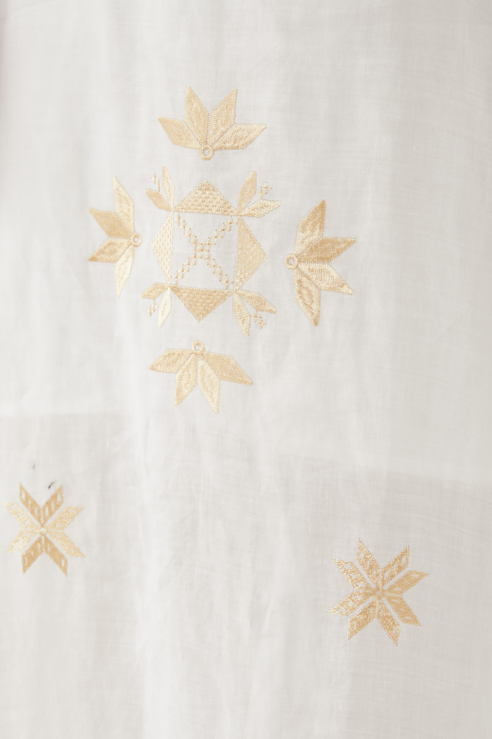 فستان متوسط الطول بفتحة في الظهر