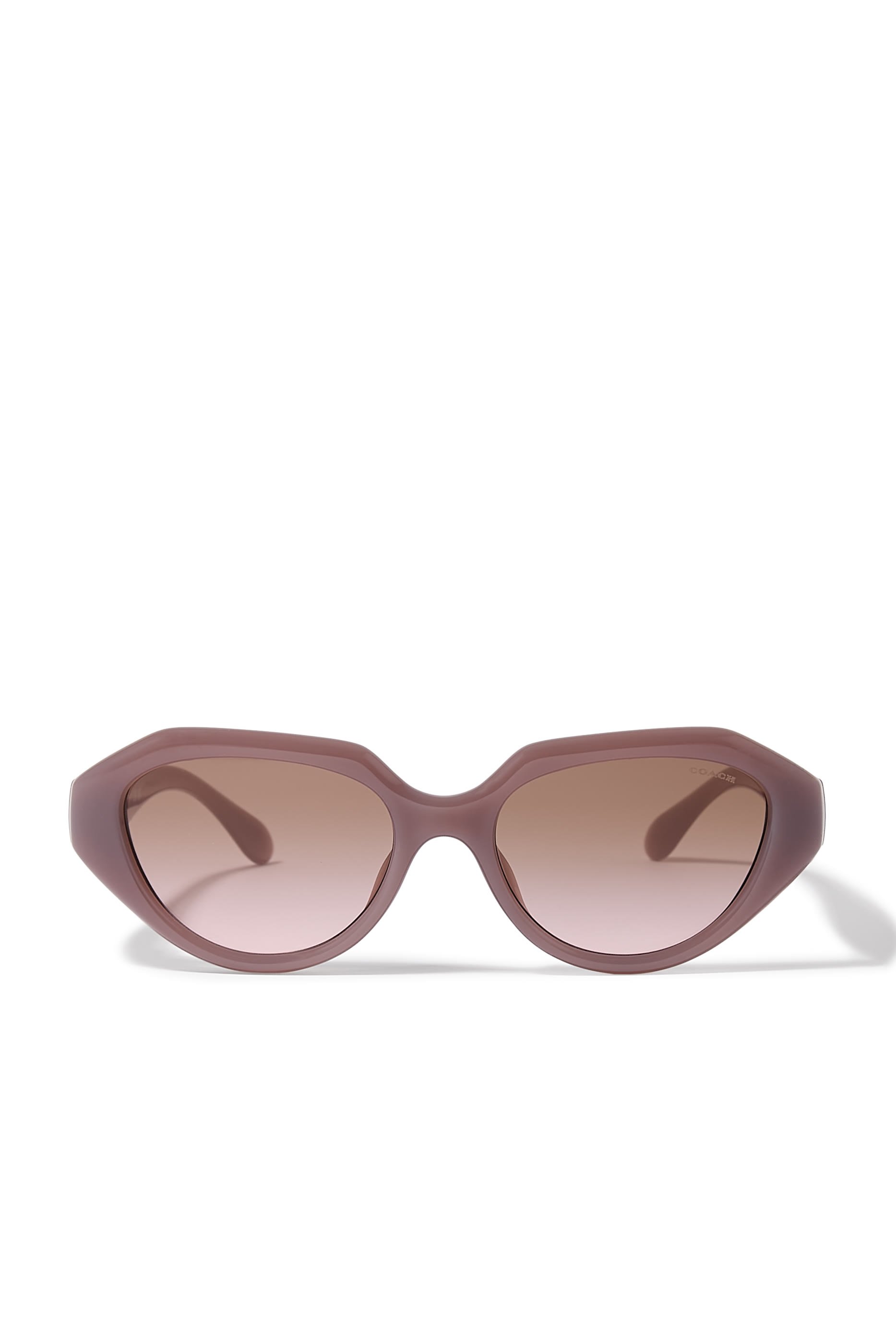 نظارة شمسية بإطار غير منتظم وشعار C منحوت على الذراعين